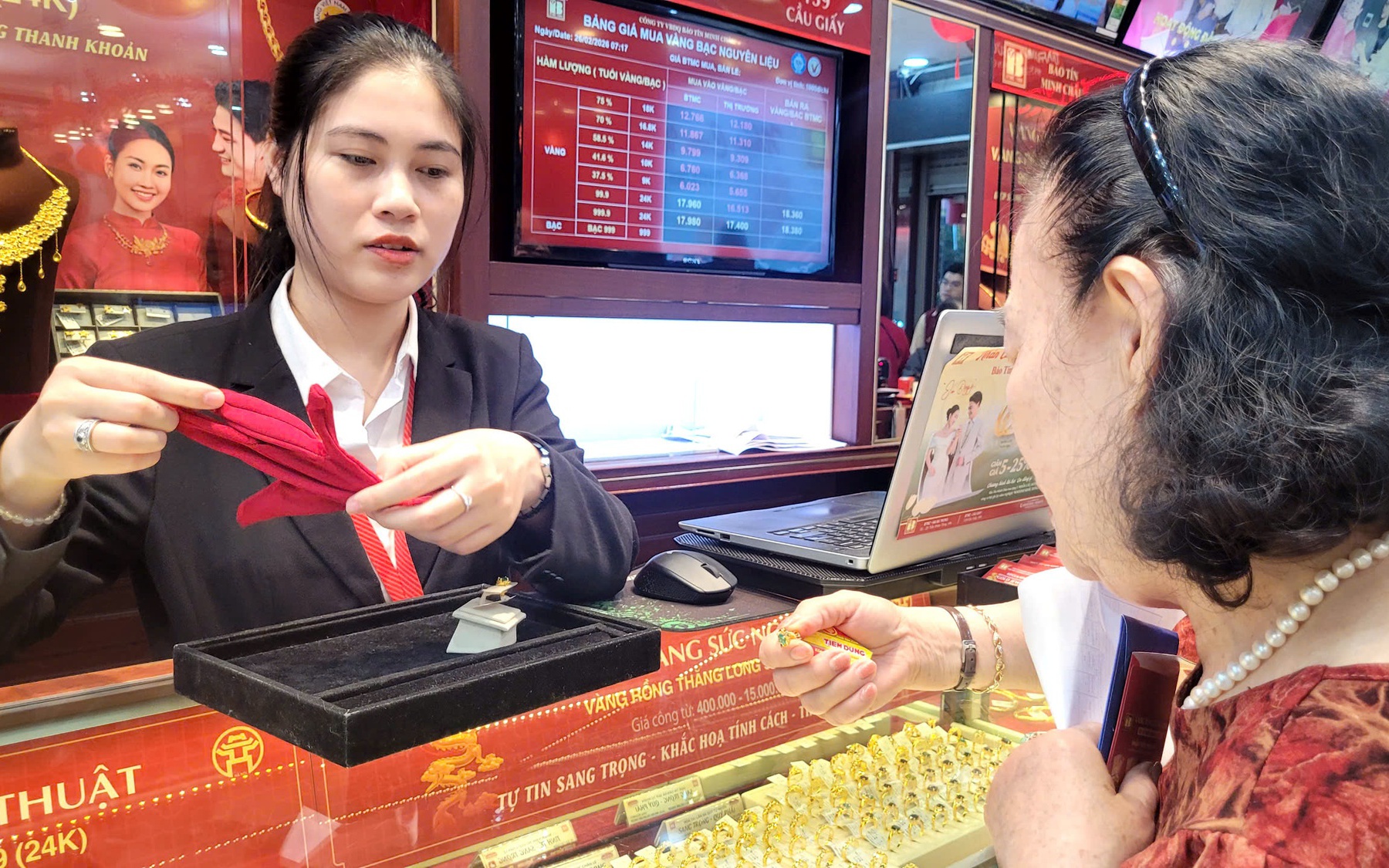 Chuyên gia lý giải vì sao giá vàng "ngủ dậy" giảm hàng triệu đồng mỗi lượng
