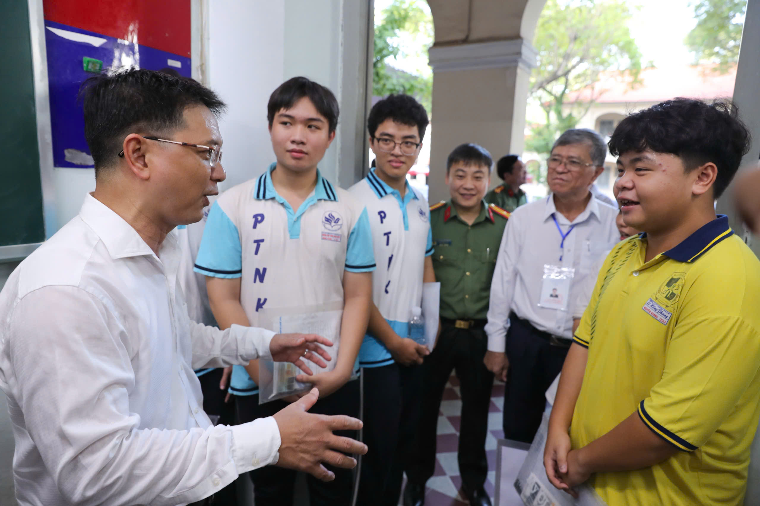 Sĩ tử TPHCM rạng rỡ, tự tin bước v&agrave;o m&ocirc;n thi đầu ti&ecirc;n - Ảnh 9.