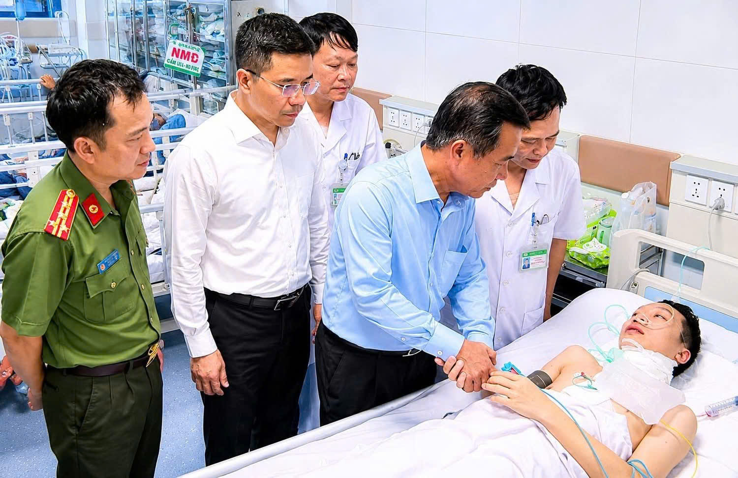 Gần 4 giờ giành giật sự sống cho trung tá công an bị đâm trọng thương - Ảnh 2.