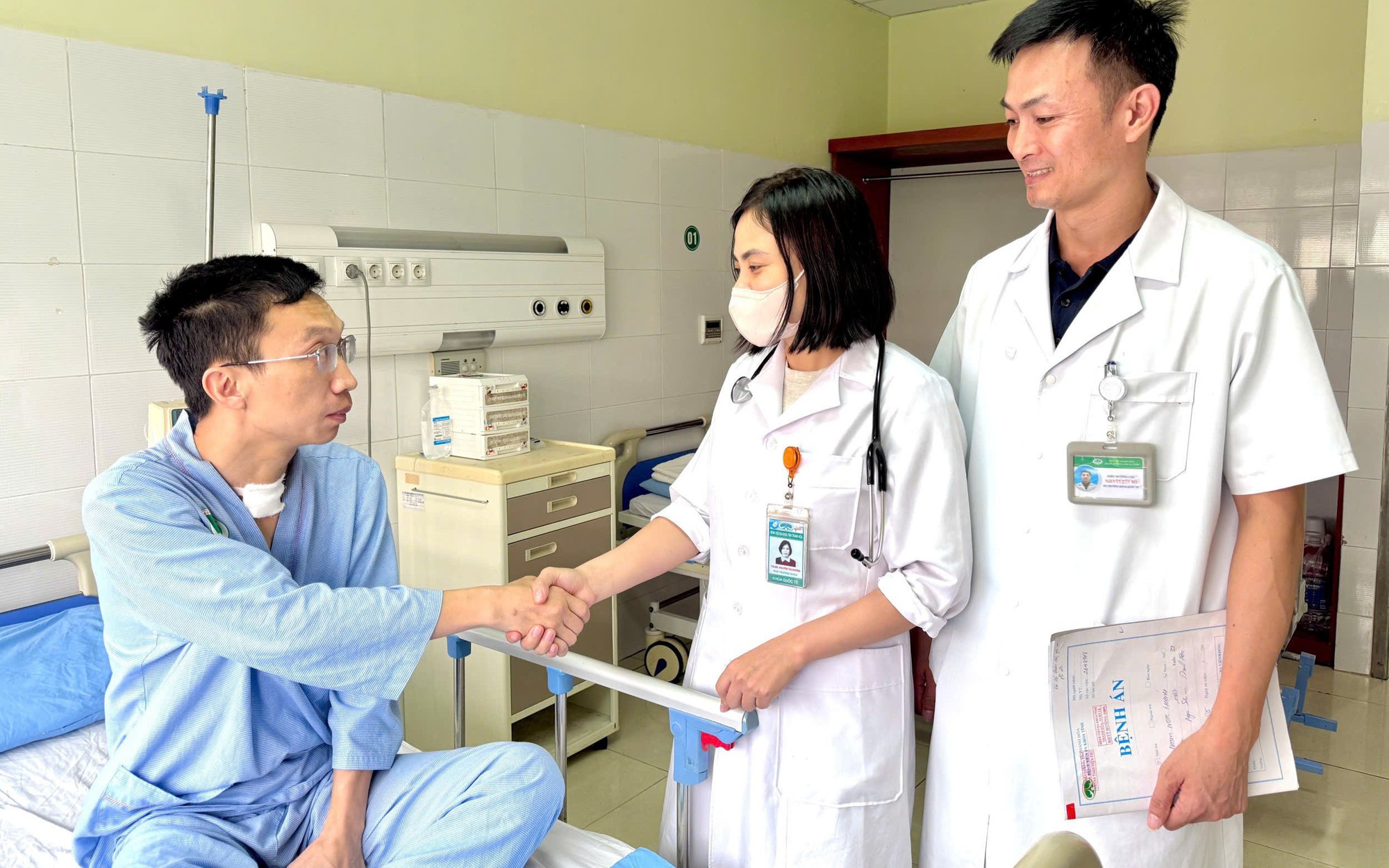 Gần 4 giờ giành giật sự sống cho trung tá công an bị đâm trọng thương