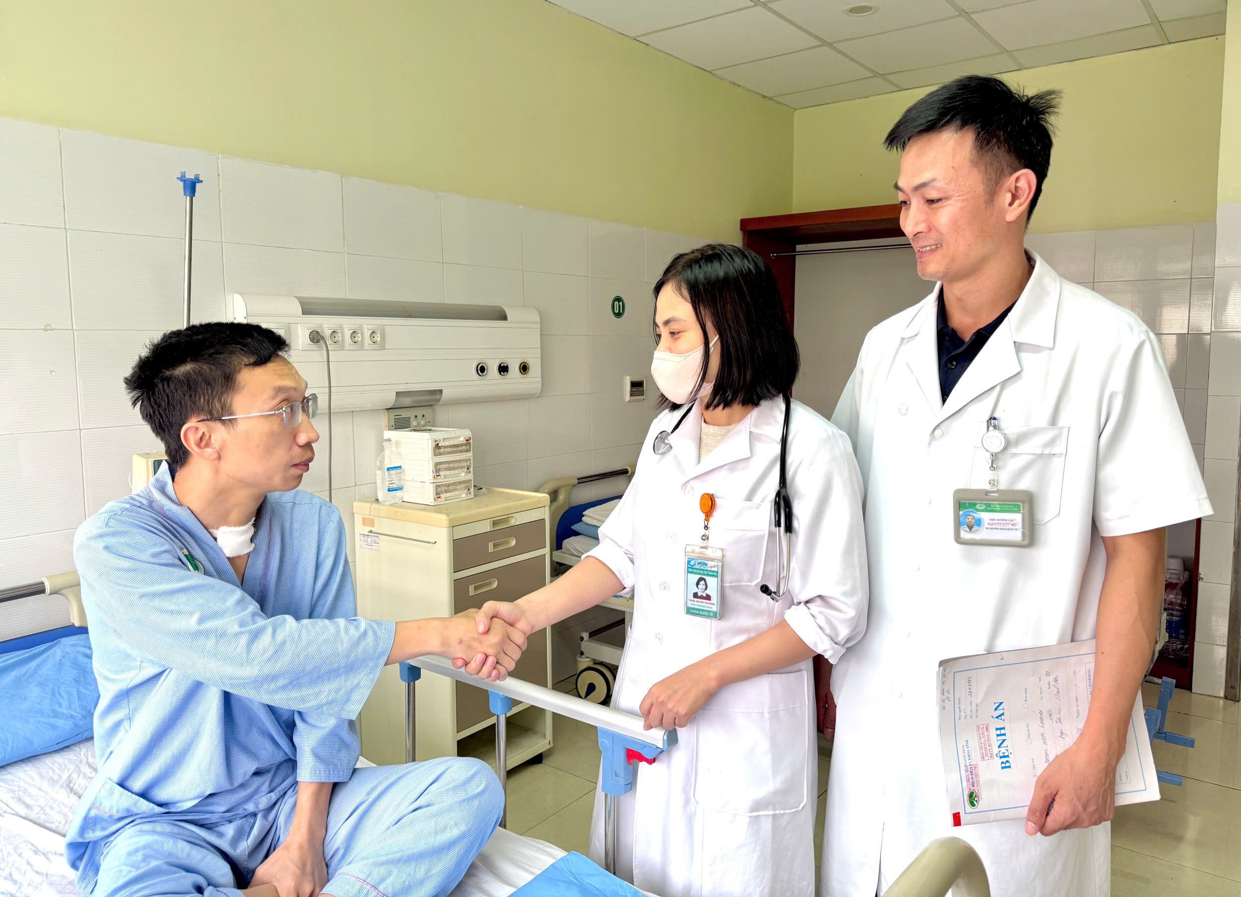 Gần 4 giờ giành giật sự sống cho trung tá công an bị đâm trọng thương - Ảnh 1.