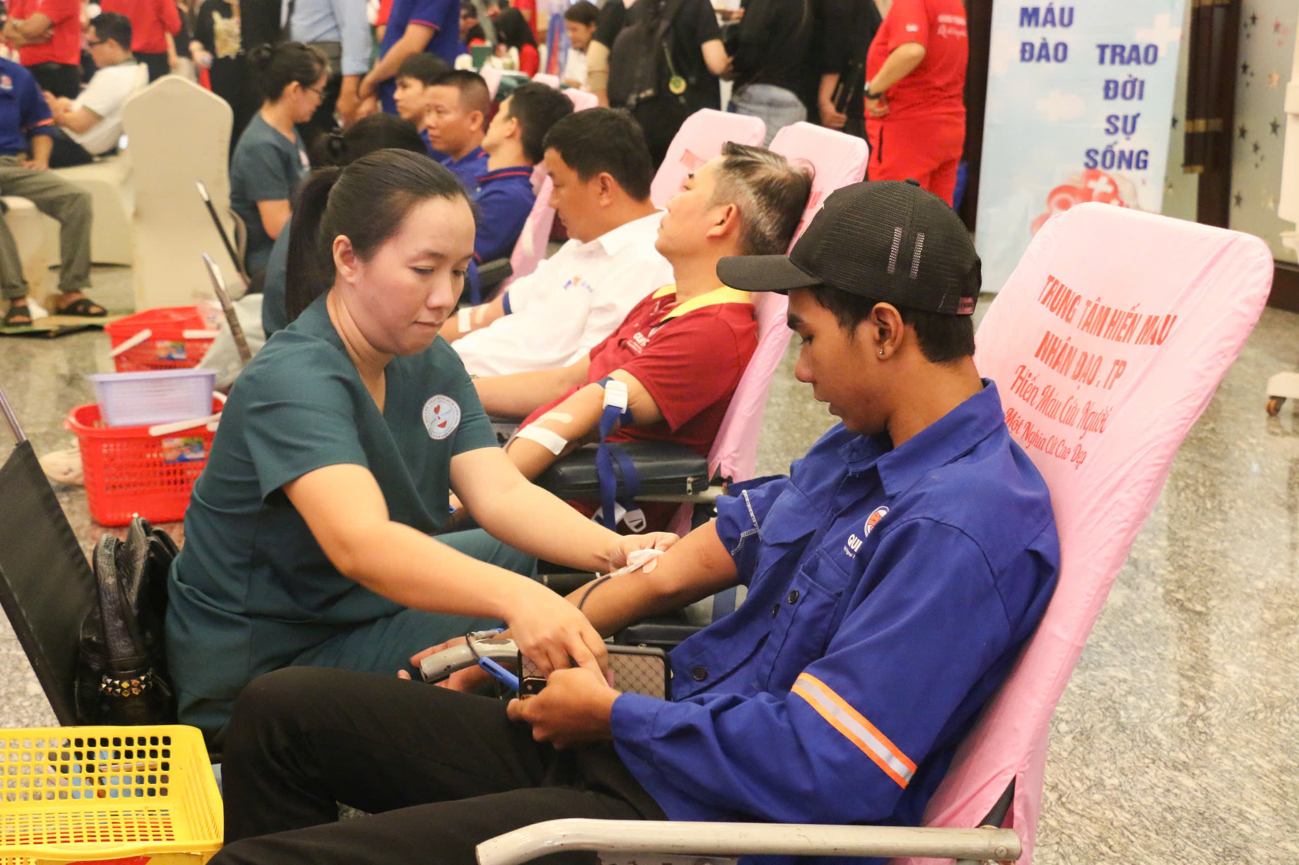 32 tỉnh, th&agrave;nh chung tay hiến m&aacute;u cứu người - Ảnh 1.