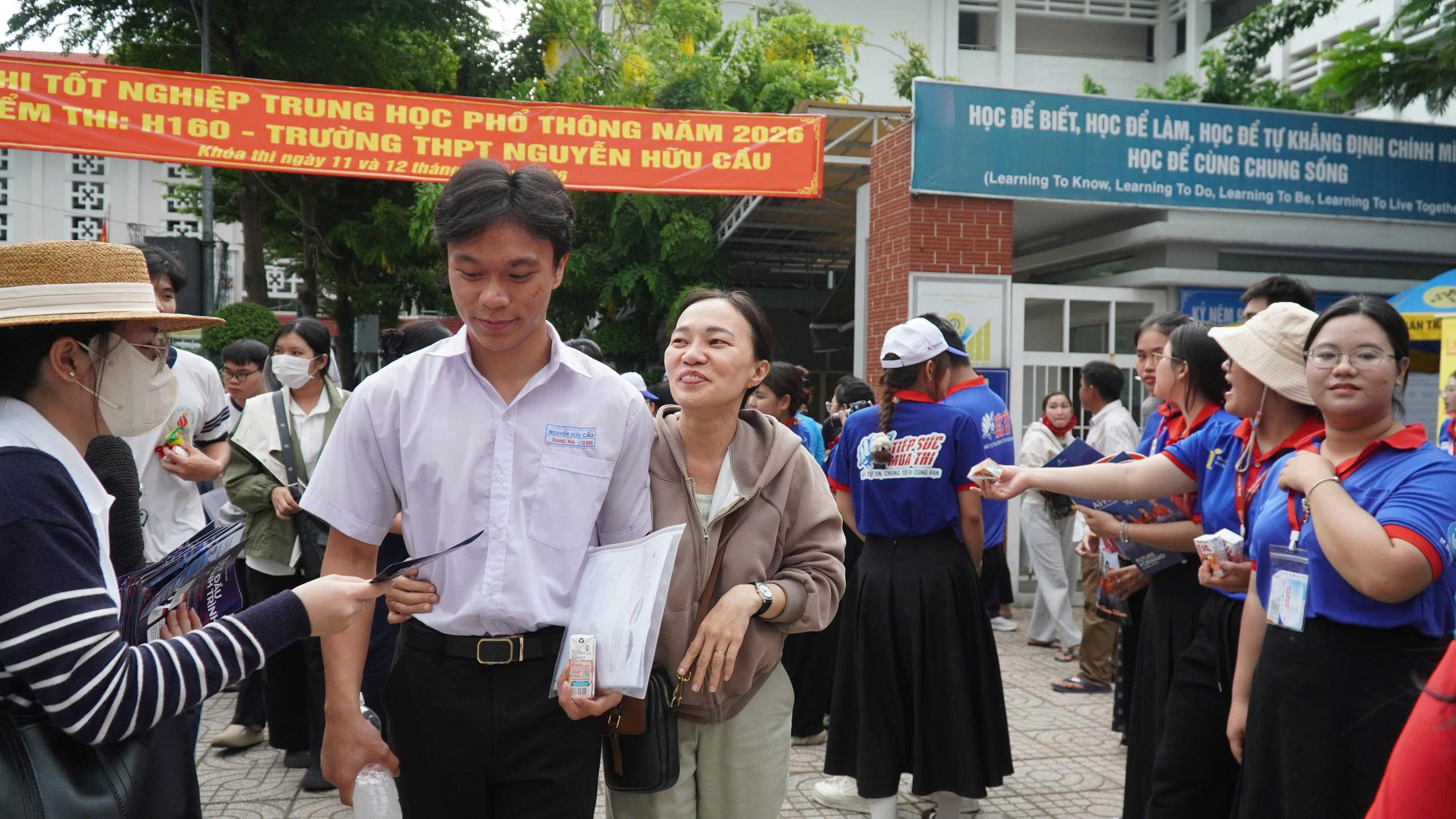 Đề thi m&ocirc;n To&aacute;n tốt nghiệp THPT v&agrave; gợi &yacute; giải đề - Ảnh 5.