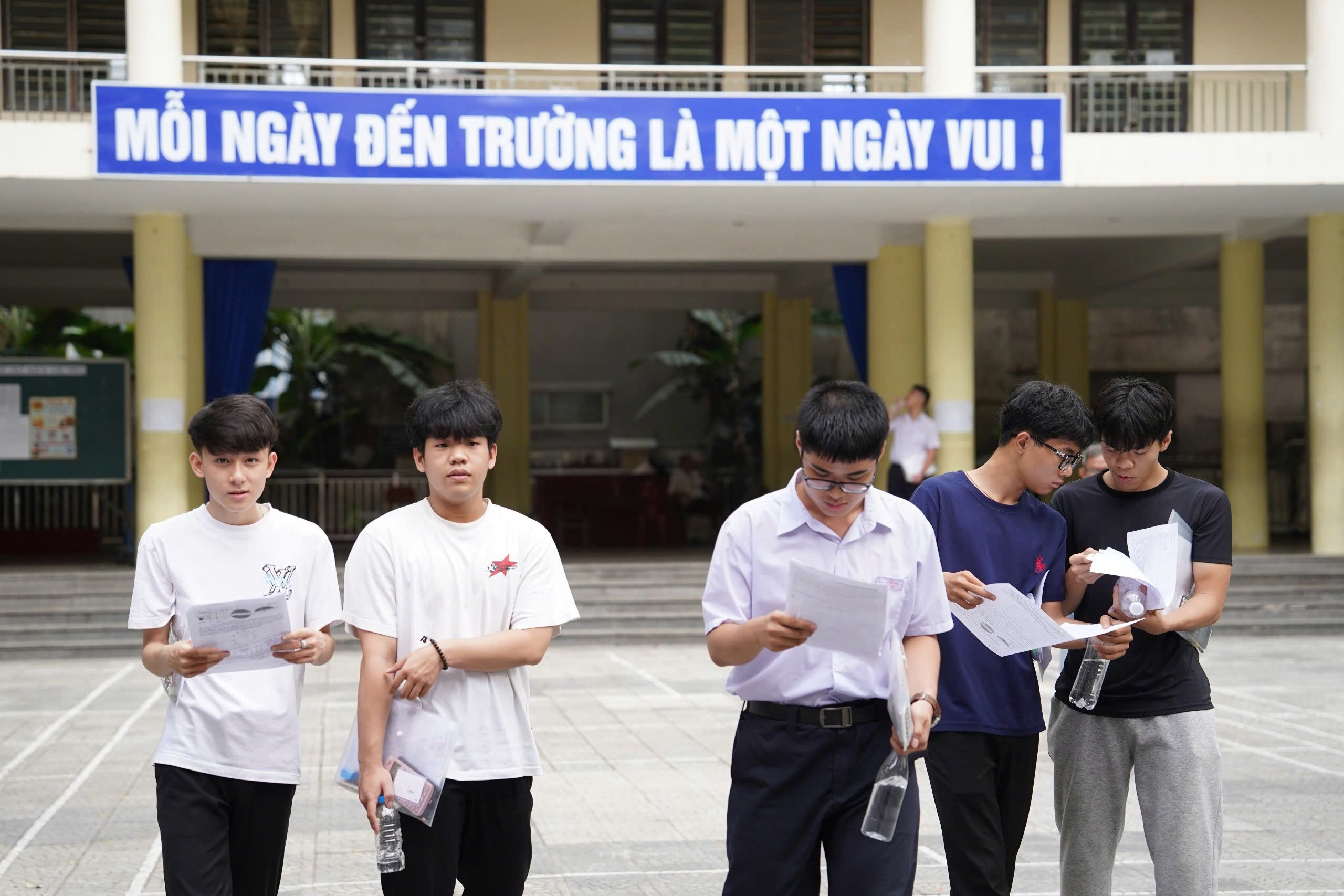 Chiều nay, hơn 1,2 triệu thí sinh bắt đầu thi môn toán - Ảnh 12.
