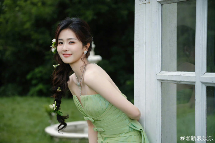 Bạch Lộc b&aacute;c bỏ tin đồn "kim chủ" chống lưng, tuy&ecirc;n bố kiện - Ảnh 1.