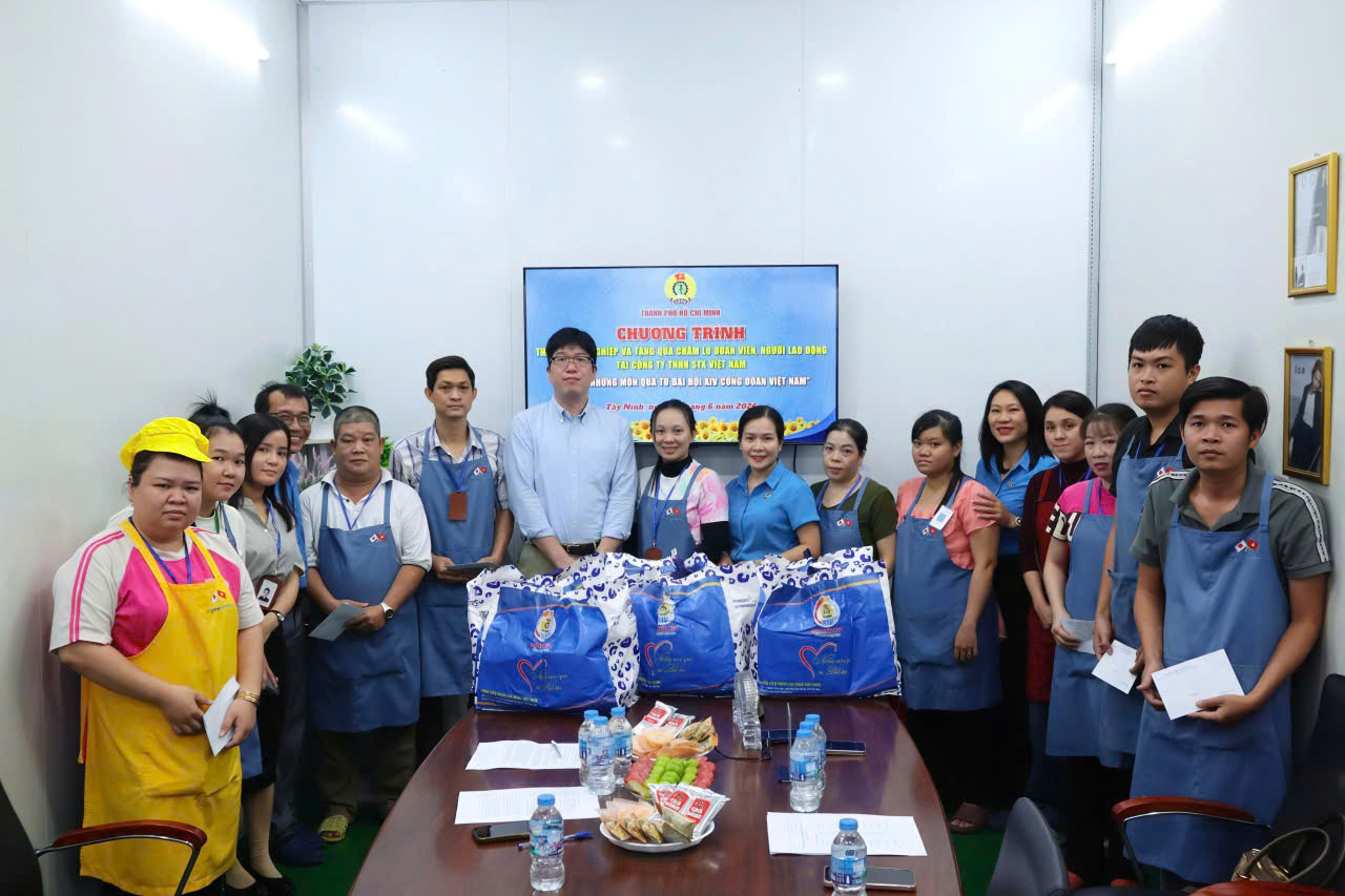 LĐLĐ TPHCM trao qu&agrave; Đại hội XIV C&ocirc;ng đo&agrave;n Việt Nam đến đo&agrave;n vi&ecirc;n - lao động kh&oacute; khăn - Ảnh 9.