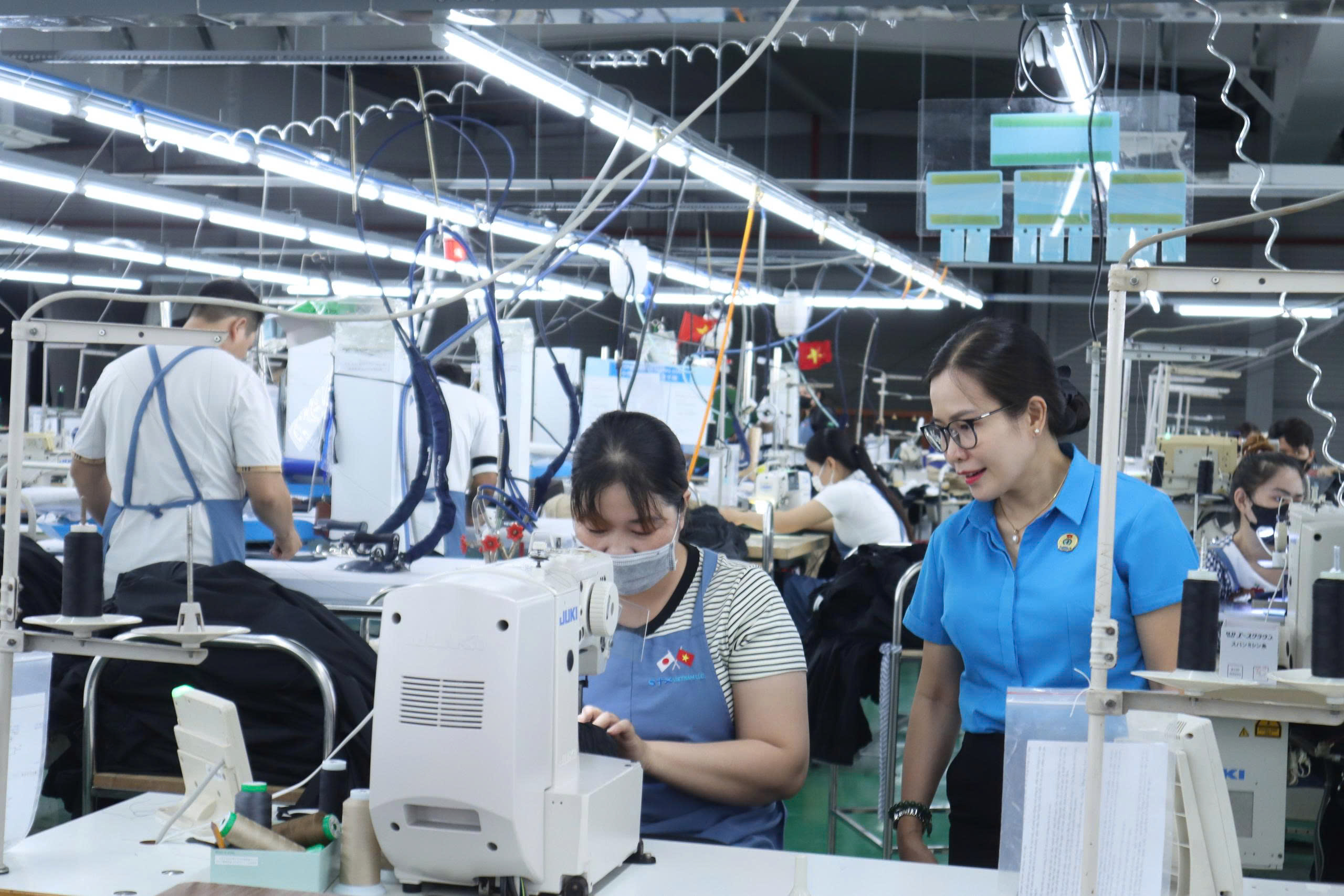 LĐLĐ TPHCM trao qu&agrave; Đại hội XIV C&ocirc;ng đo&agrave;n Việt Nam đến đo&agrave;n vi&ecirc;n - lao động kh&oacute; khăn - Ảnh 7.