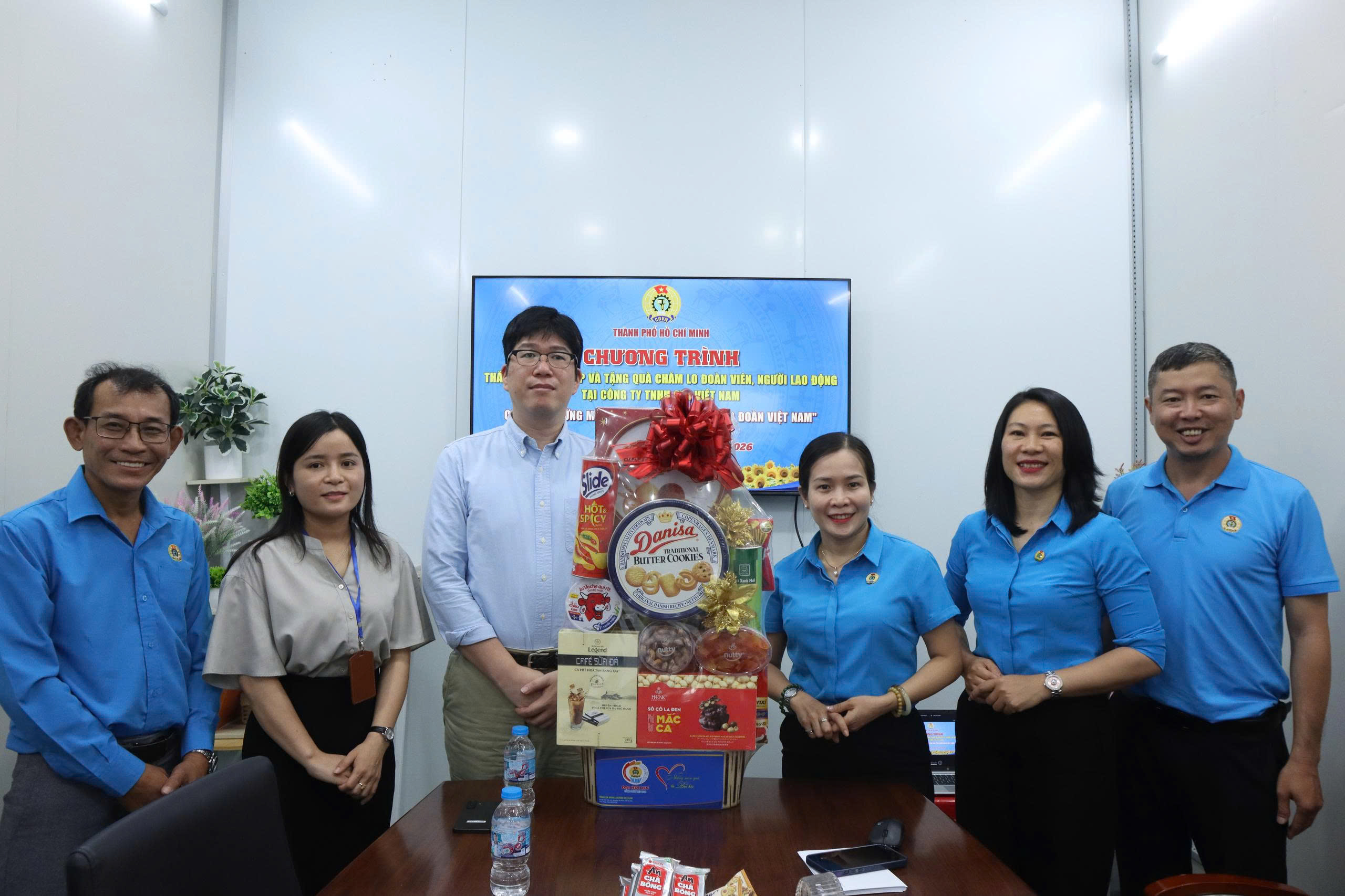 LĐLĐ TPHCM trao qu&agrave; Đại hội XIV C&ocirc;ng đo&agrave;n Việt Nam đến đo&agrave;n vi&ecirc;n - lao động kh&oacute; khăn - Ảnh 8.