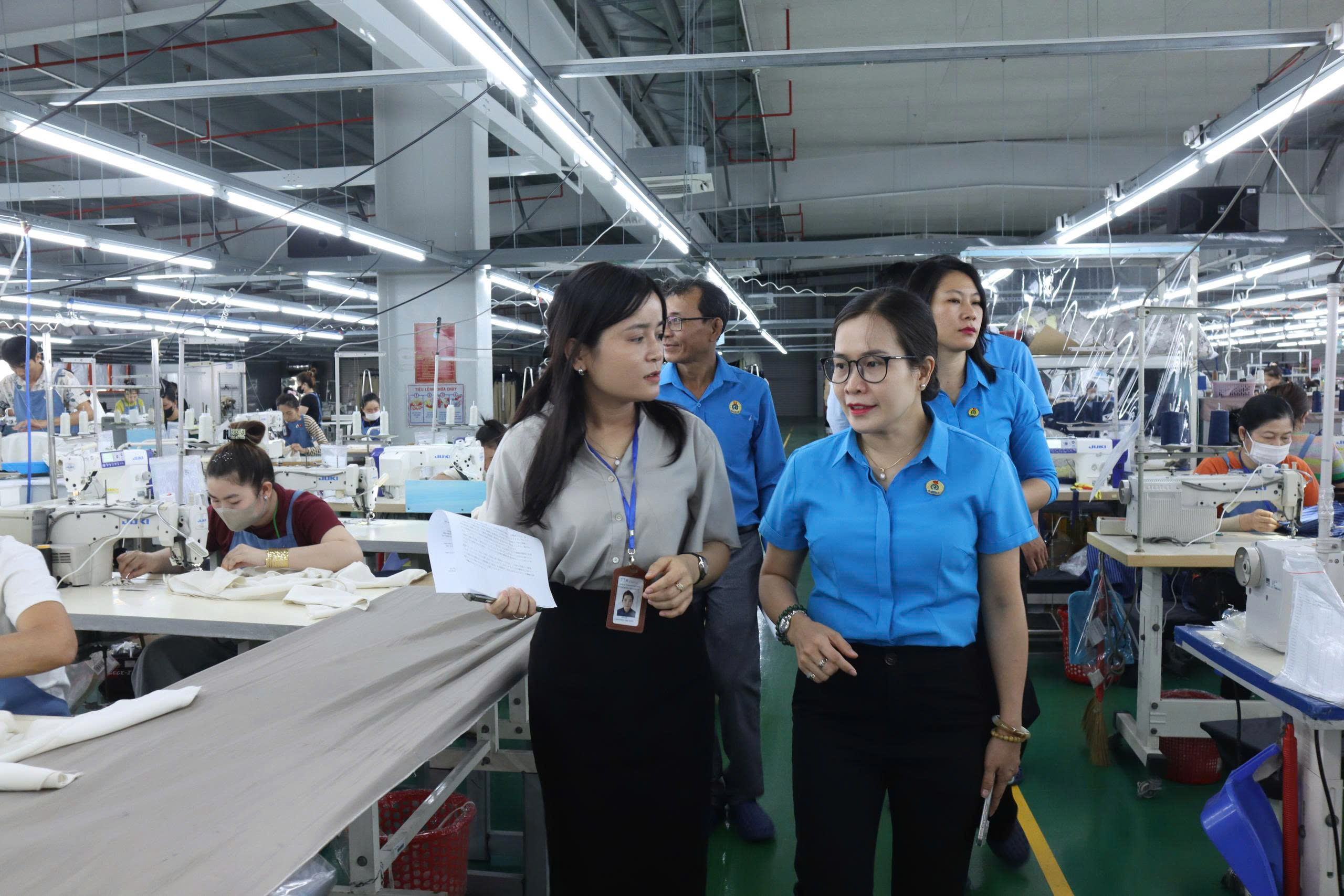 LĐLĐ TPHCM trao qu&agrave; Đại hội XIV C&ocirc;ng đo&agrave;n Việt Nam đến đo&agrave;n vi&ecirc;n - lao động kh&oacute; khăn - Ảnh 6.