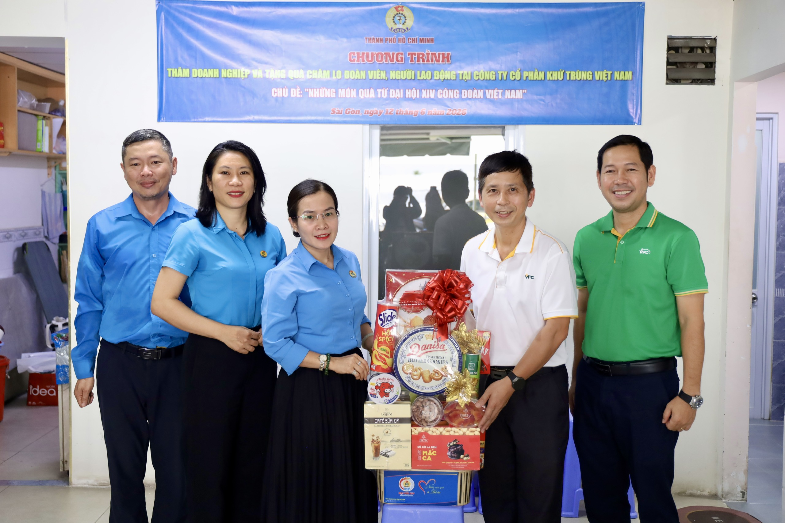 LĐLĐ TPHCM trao qu&agrave; Đại hội XIV C&ocirc;ng đo&agrave;n Việt Nam đến đo&agrave;n vi&ecirc;n - lao động kh&oacute; khăn - Ảnh 3.