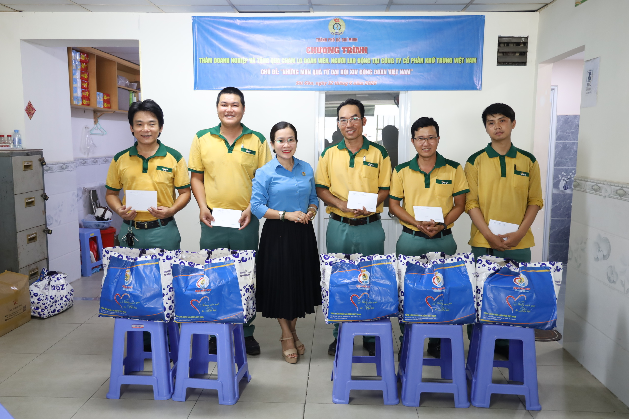 LĐLĐ TPHCM trao qu&agrave; Đại hội XIV C&ocirc;ng đo&agrave;n Việt Nam đến đo&agrave;n vi&ecirc;n - lao động kh&oacute; khăn - Ảnh 4.