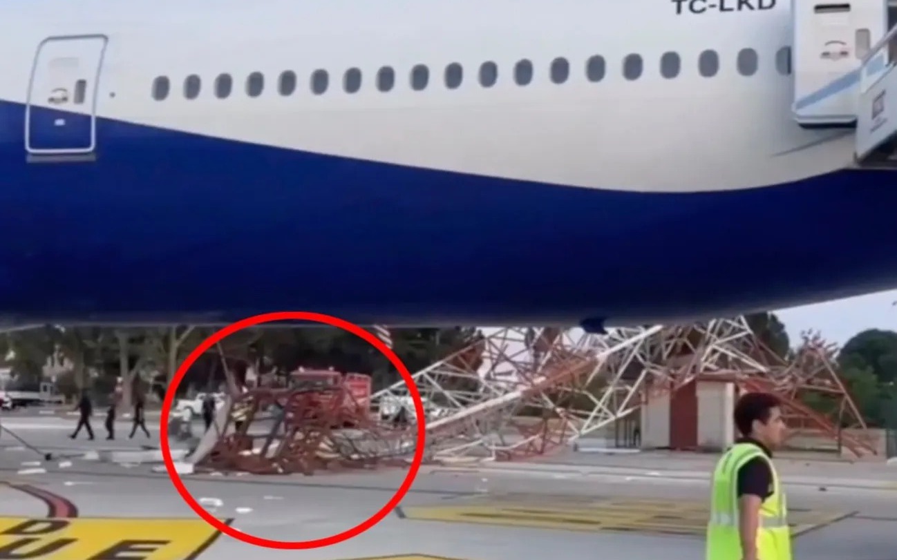 Kinh hoàng máy bay Boeing 777 chở 267 khách va chạm cột radar