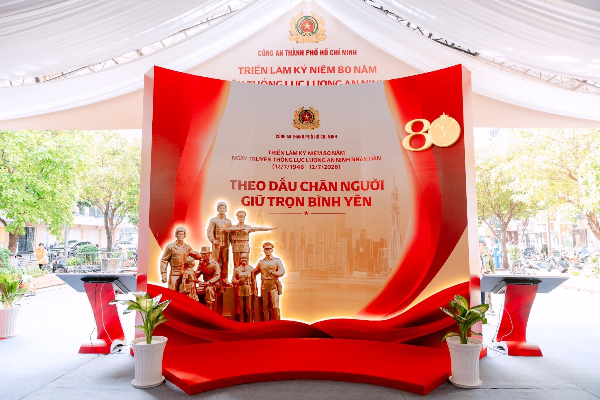 H&igrave;nh ảnh ấn tượng đang diễn ra tại phố đi bộ Nguyễn Huệ - Ảnh 16.