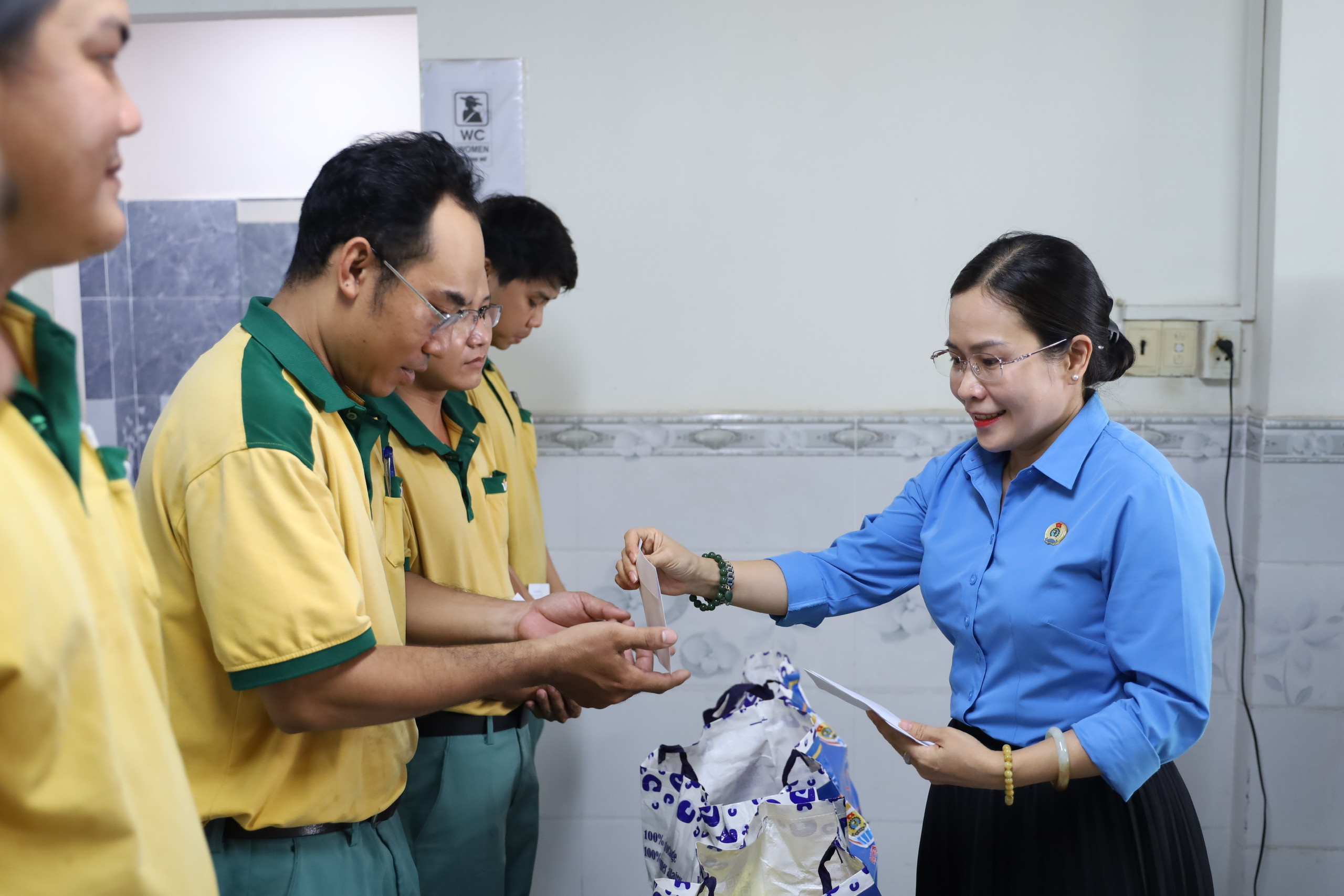 LĐLĐ TPHCM trao qu&agrave; Đại hội XIV C&ocirc;ng đo&agrave;n Việt Nam đến đo&agrave;n vi&ecirc;n - lao động kh&oacute; khăn - Ảnh 5.