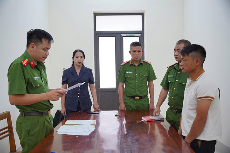 Bị bắt giữ v&igrave; quan hệ nhiều lần với b&eacute; g&aacute;i chưa đến 13 tuổi - Ảnh 1.