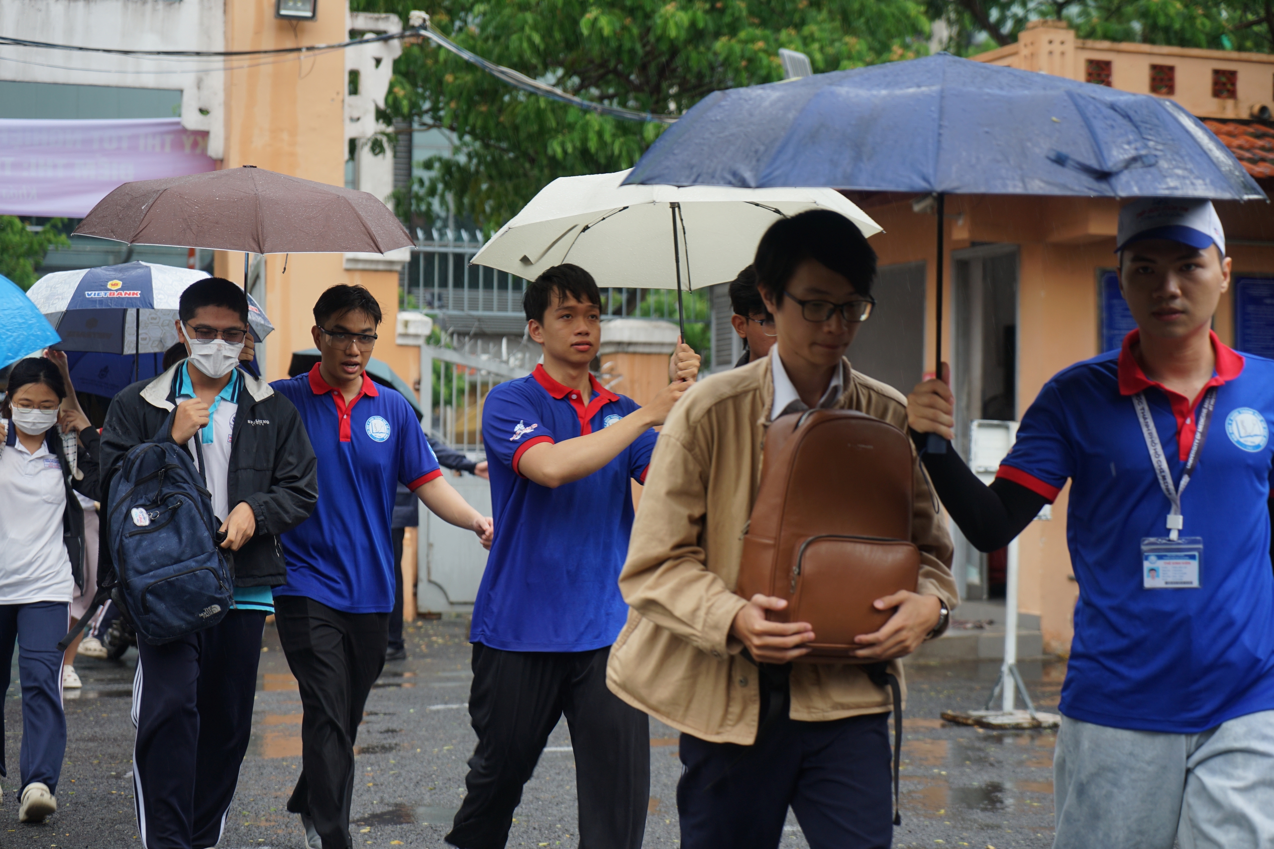 Những hình ảnh đẹp của sinh viên tình nguyện trong kỳ thi THPT 2026 - Ảnh 8.