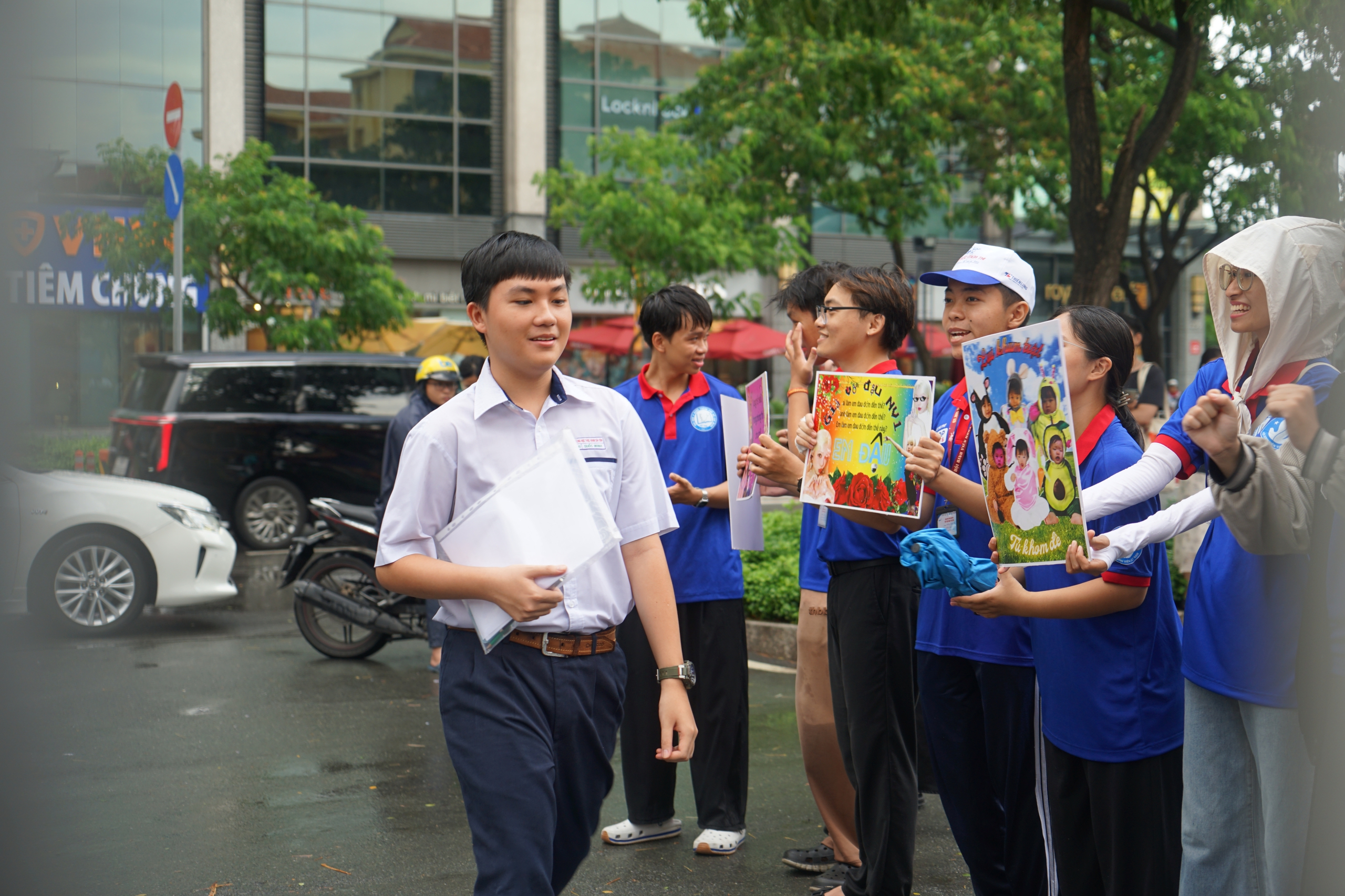 Những hình ảnh đẹp của sinh viên tình nguyện trong kỳ thi THPT 2026 - Ảnh 9.