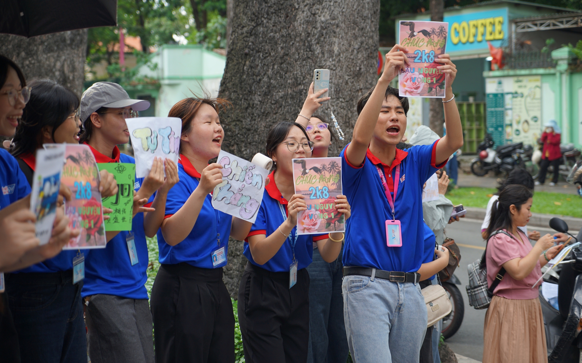 Những hình ảnh đẹp của sinh viên tình nguyện trong kỳ thi tốt nghiệp THPT 2026