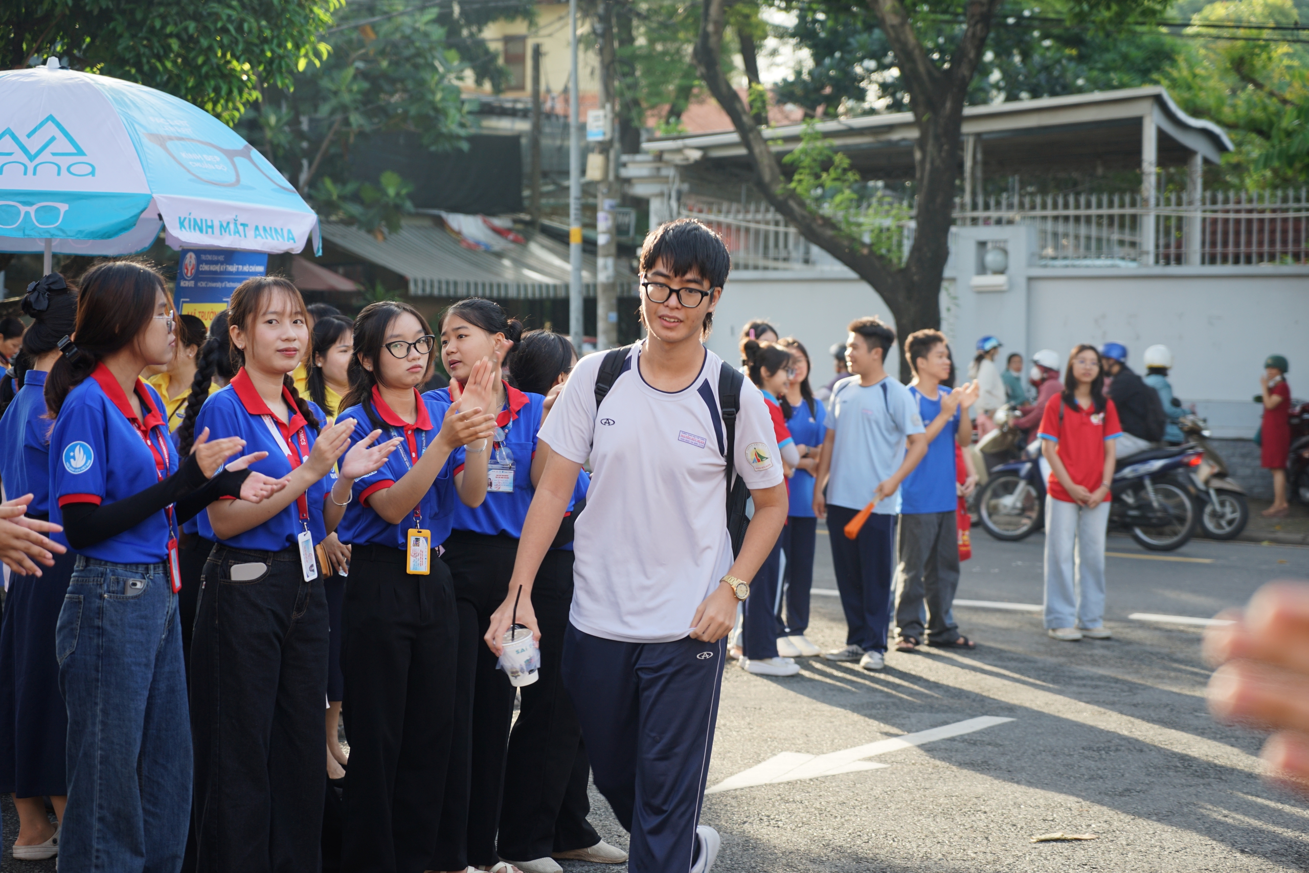 Những hình ảnh đẹp của sinh viên tình nguyện trong kỳ thi THPT 2026 - Ảnh 4.