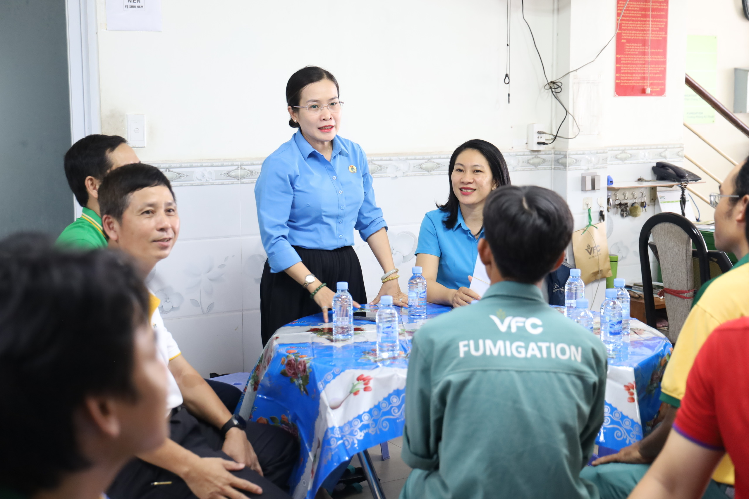LĐLĐ TPHCM trao qu&agrave; Đại hội XIV C&ocirc;ng đo&agrave;n Việt Nam đến đo&agrave;n vi&ecirc;n - lao động kh&oacute; khăn - Ảnh 2.