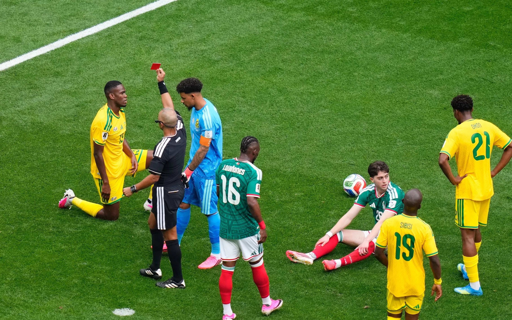 “Mưa thẻ đỏ”, chưa vội trách trọng tài ngày khai màn World Cup 2026
