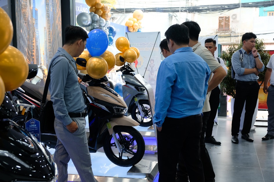 VinFast khai trương 66 đại l&yacute; xe m&aacute;y điện mới trong 1 ng&agrave;y, ra mắt m&ocirc; h&igrave;nh showroom cao cấp EV-Zone - Ảnh 1.