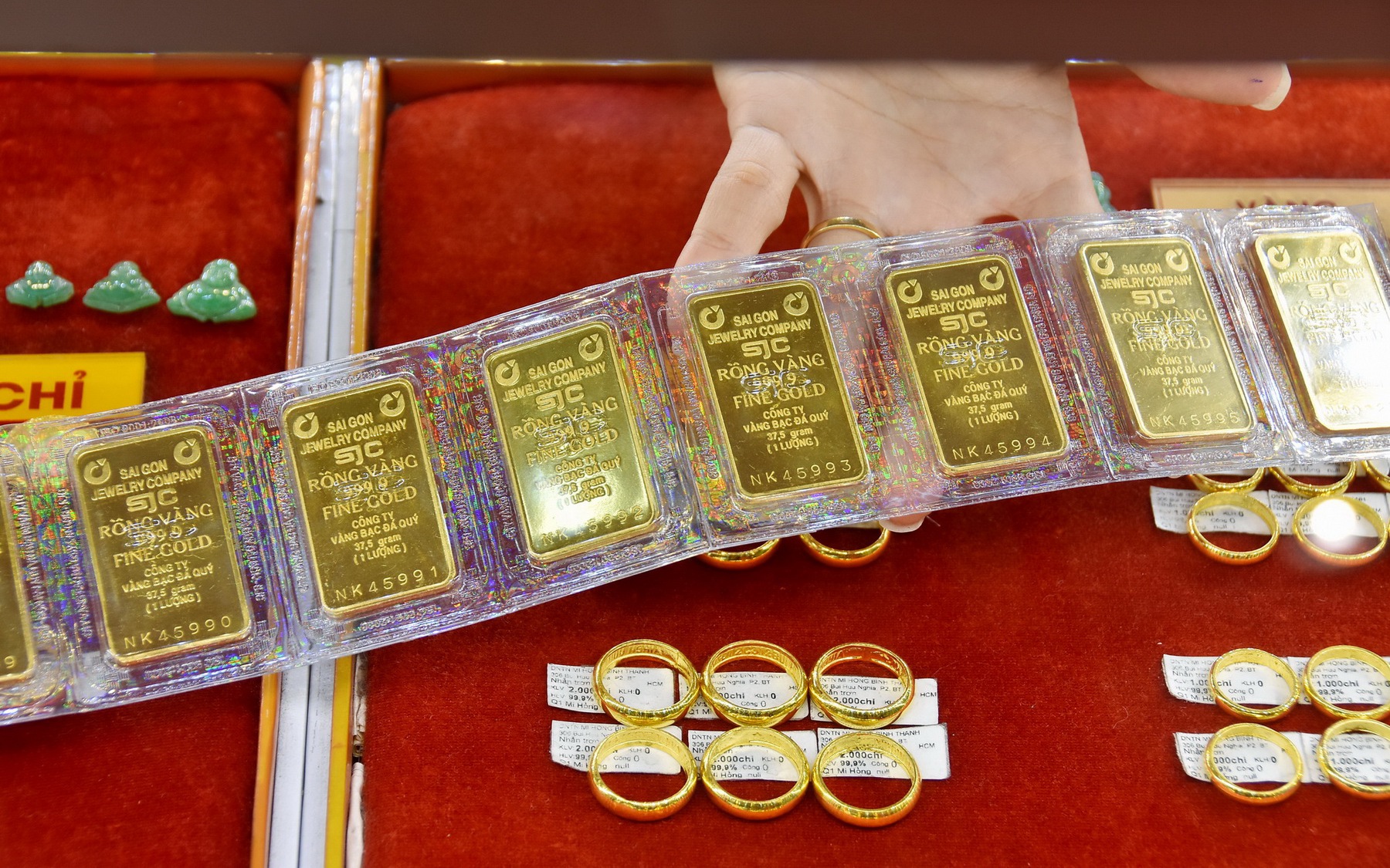 Có 1 tỉ đồng, nên mua vàng hay gửi tiết kiệm để có lãi tốt hơn?