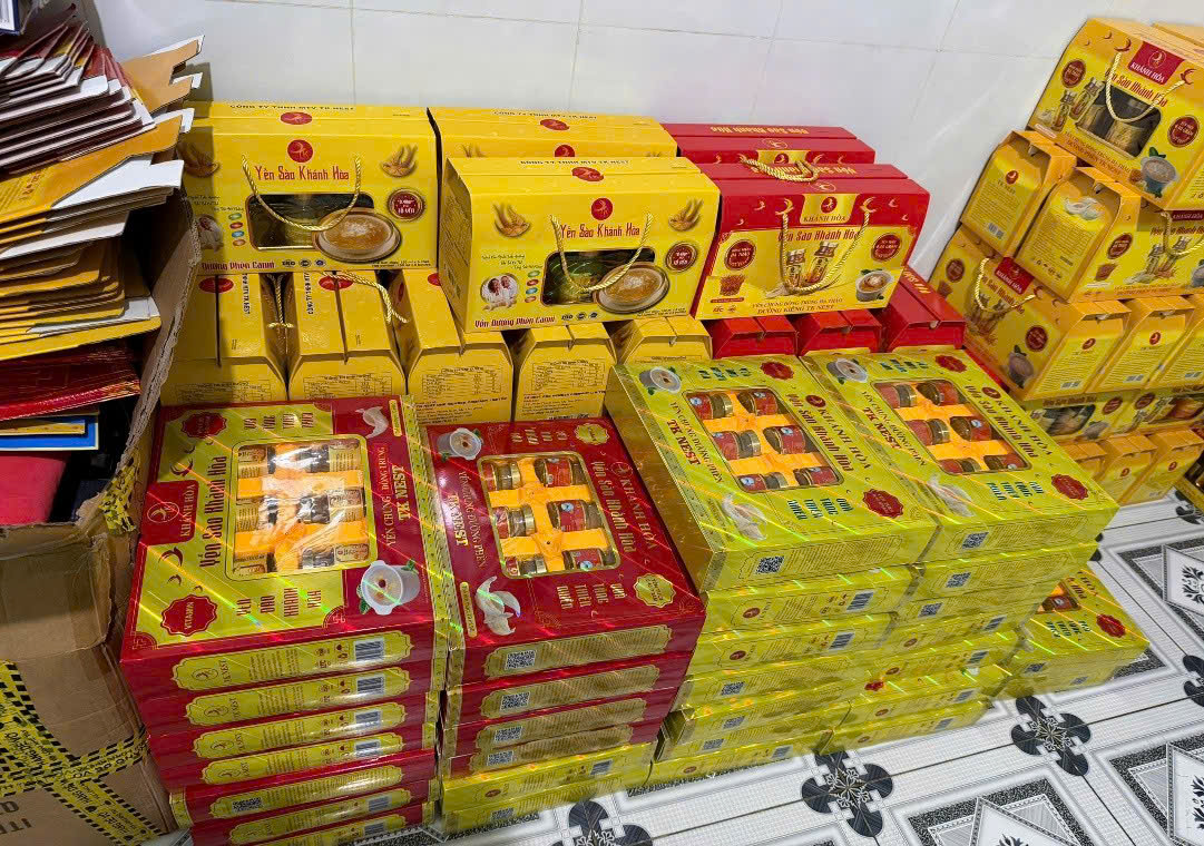 Khởi tố 2 bị can l&agrave;m giả sản phẩm Yến s&agrave;o kh&aacute;nh h&ograve;a tại Đồng Th&aacute;p - Ảnh 1.