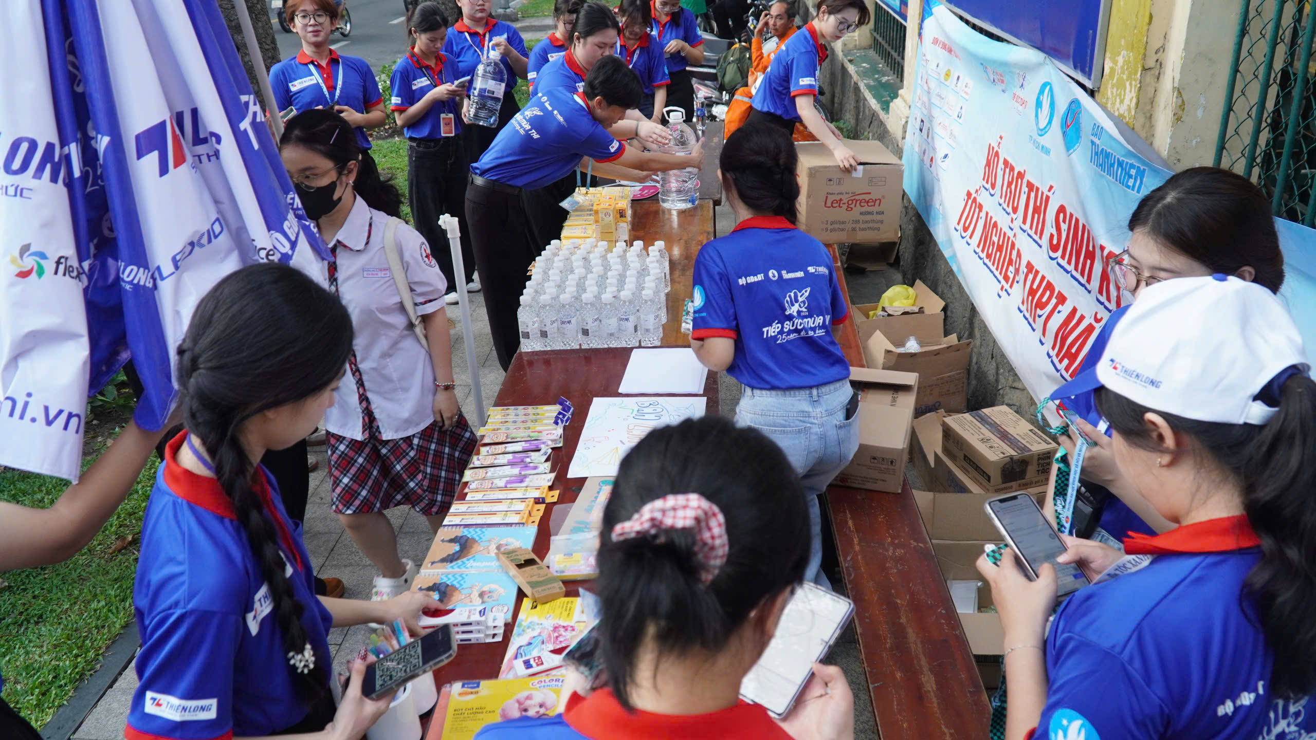 Những hình ảnh đẹp của sinh viên tình nguyện trong kỳ thi THPT 2026 - Ảnh 2.
