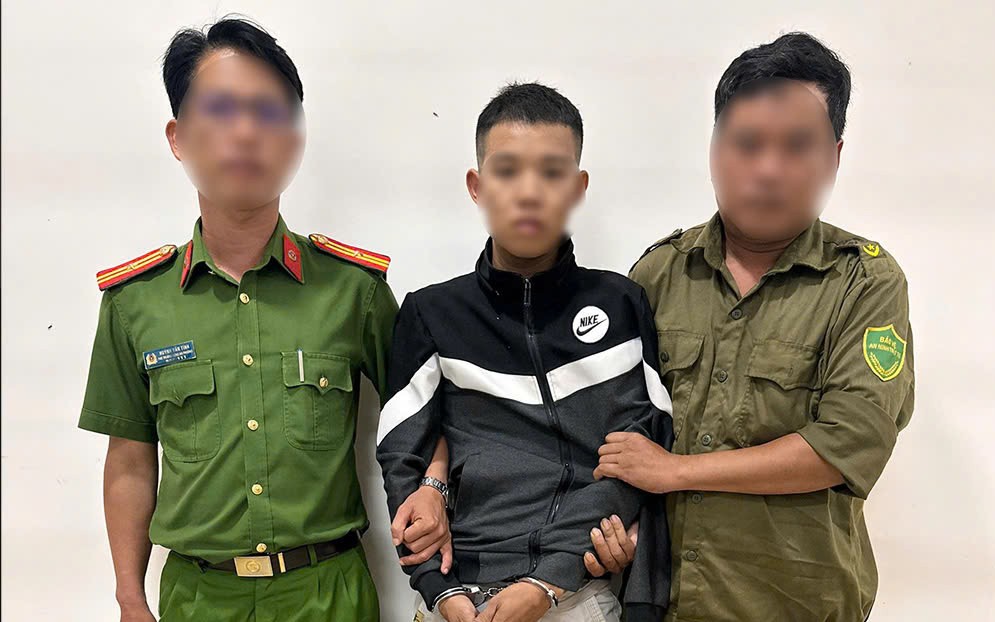 Tạm giữ kẻ tấn công cha ruột, gây thương tích cán bộ công an