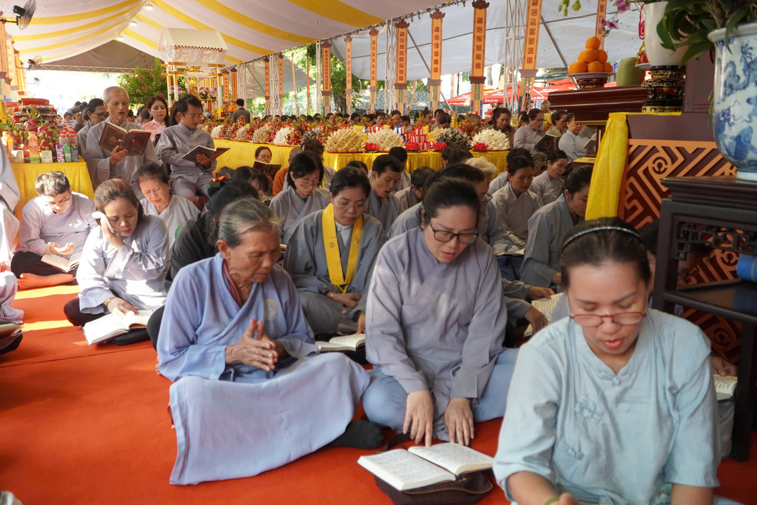 Trang nghi&ecirc;m lễ cầu si&ecirc;u liệt sĩ tại c&ocirc;ng vi&ecirc;n L&ecirc; Thị Ri&ecirc;ng, TPHCM - Ảnh 4.