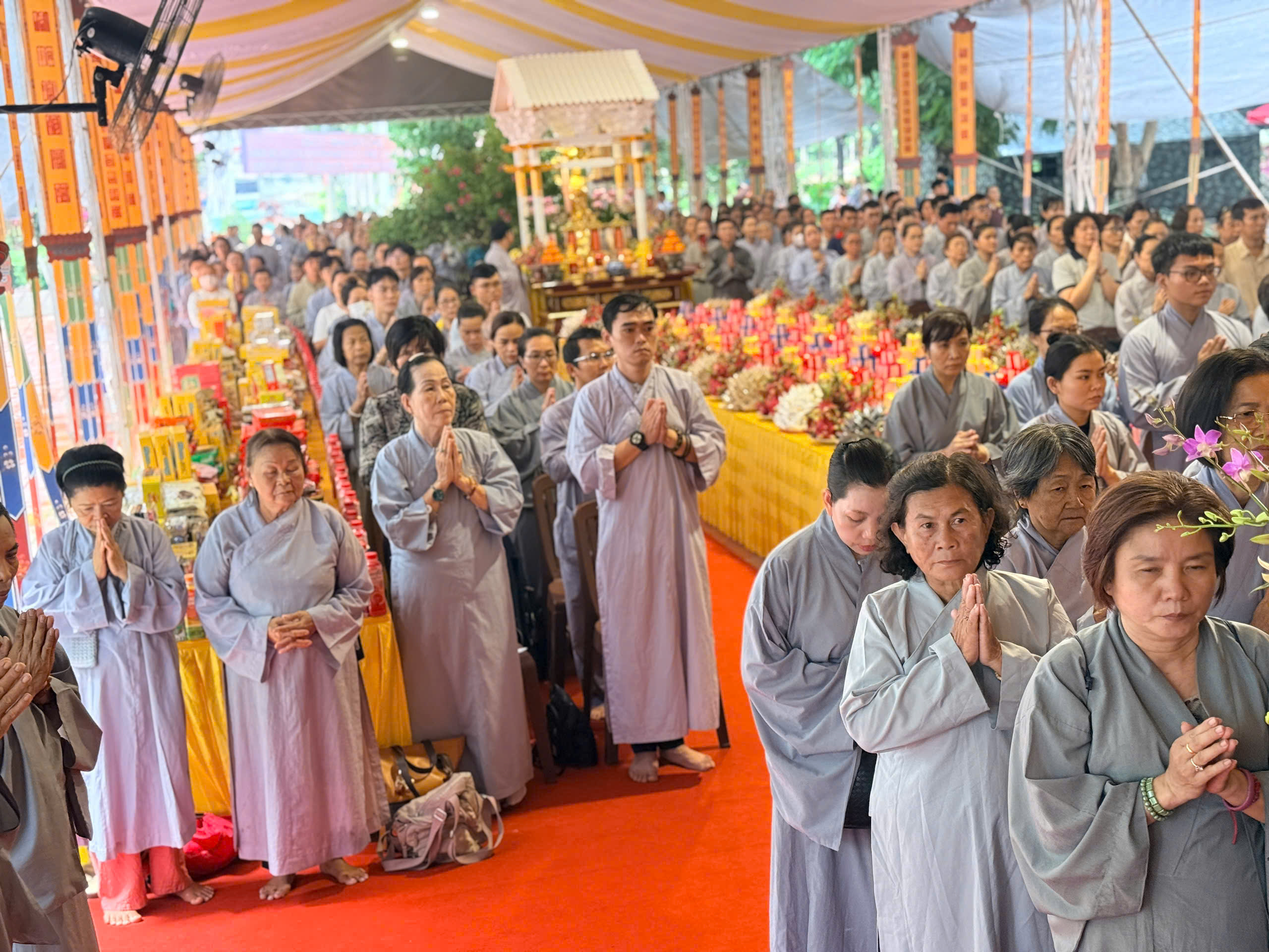 Trang nghi&ecirc;m lễ cầu si&ecirc;u liệt sĩ tại c&ocirc;ng vi&ecirc;n L&ecirc; Thị Ri&ecirc;ng, TPHCM - Ảnh 3.