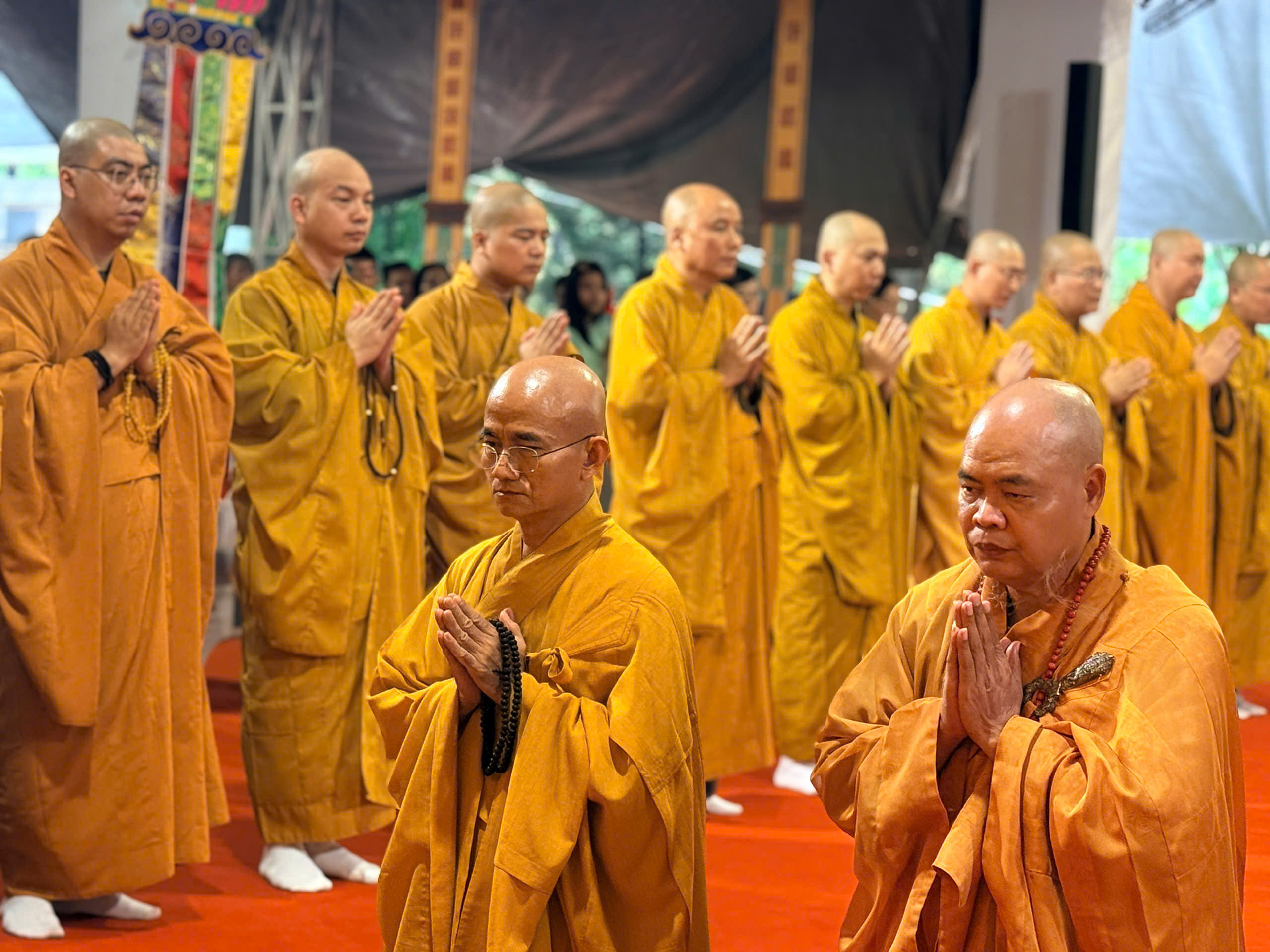Trang nghi&ecirc;m lễ cầu si&ecirc;u liệt sĩ tại c&ocirc;ng vi&ecirc;n L&ecirc; Thị Ri&ecirc;ng, TPHCM - Ảnh 2.