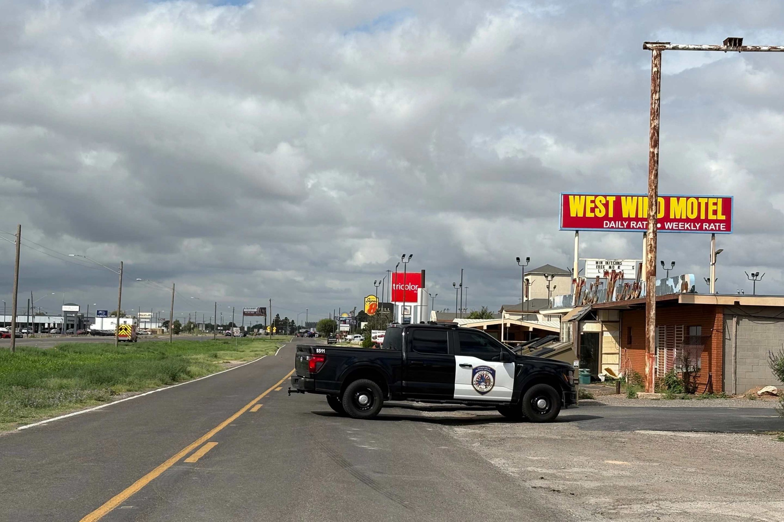 40 tiếng súng vang lên trong vụ xả súng ở Texas - Mỹ - Ảnh 3.