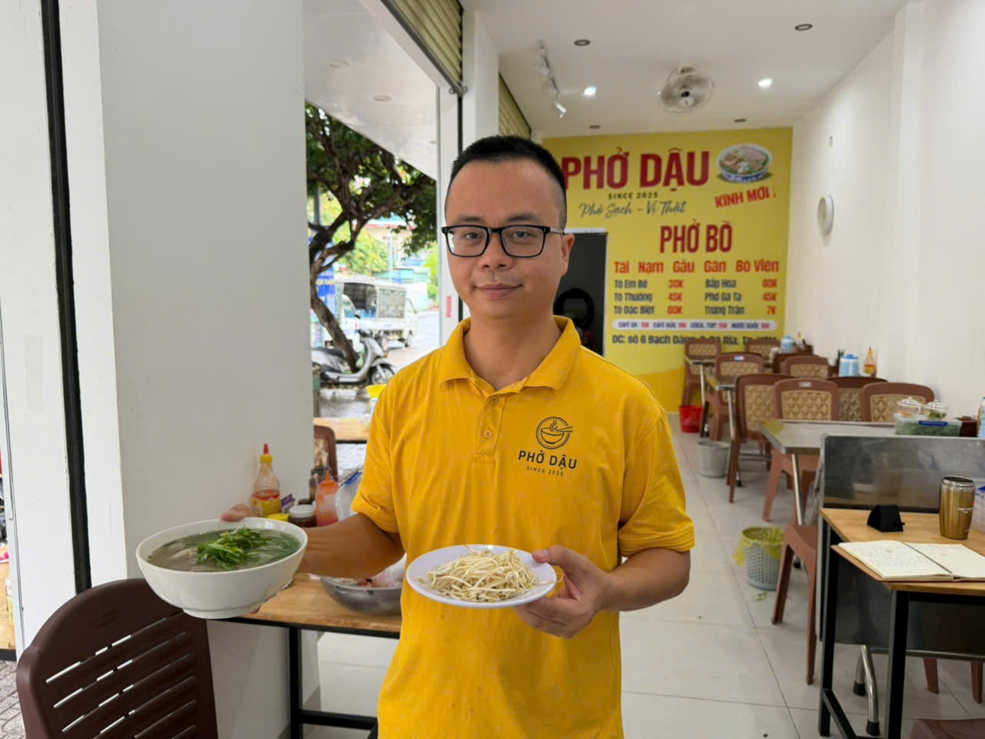 Chủ qu&aacute;n phở "triệu view" x&ocirc;ng x&aacute;o khởi nghiệp - Ảnh 1.