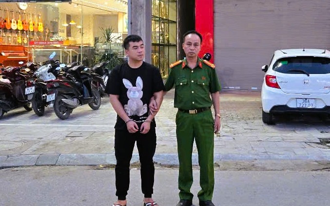Tài xế taxi đánh tới tấp shipper trên phố