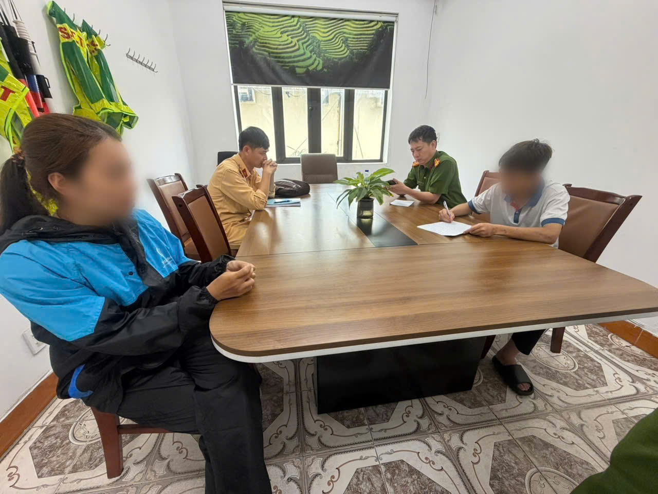 Xử phạt thanh niên điều khiển xe máy điện "bốc đầu", tịch thu phương tiện - Ảnh 2.