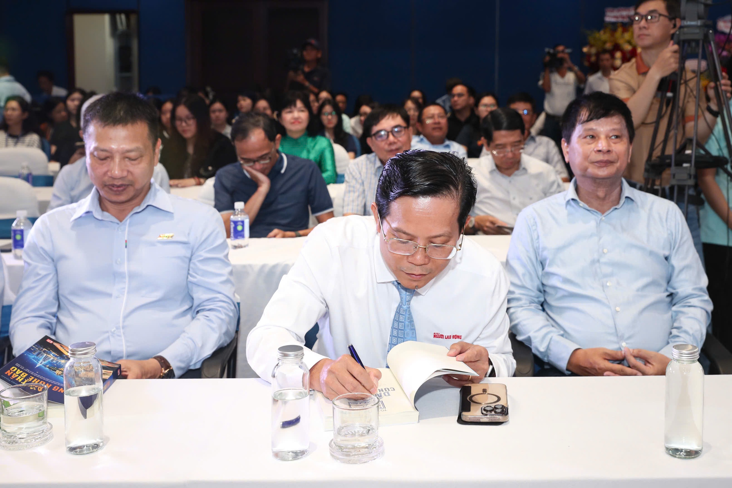 Ra mắt sách "Dấn thân cùng nghề báo": Hành trình hơn 30 năm cầm bút vì cộng đồng - Ảnh 3.