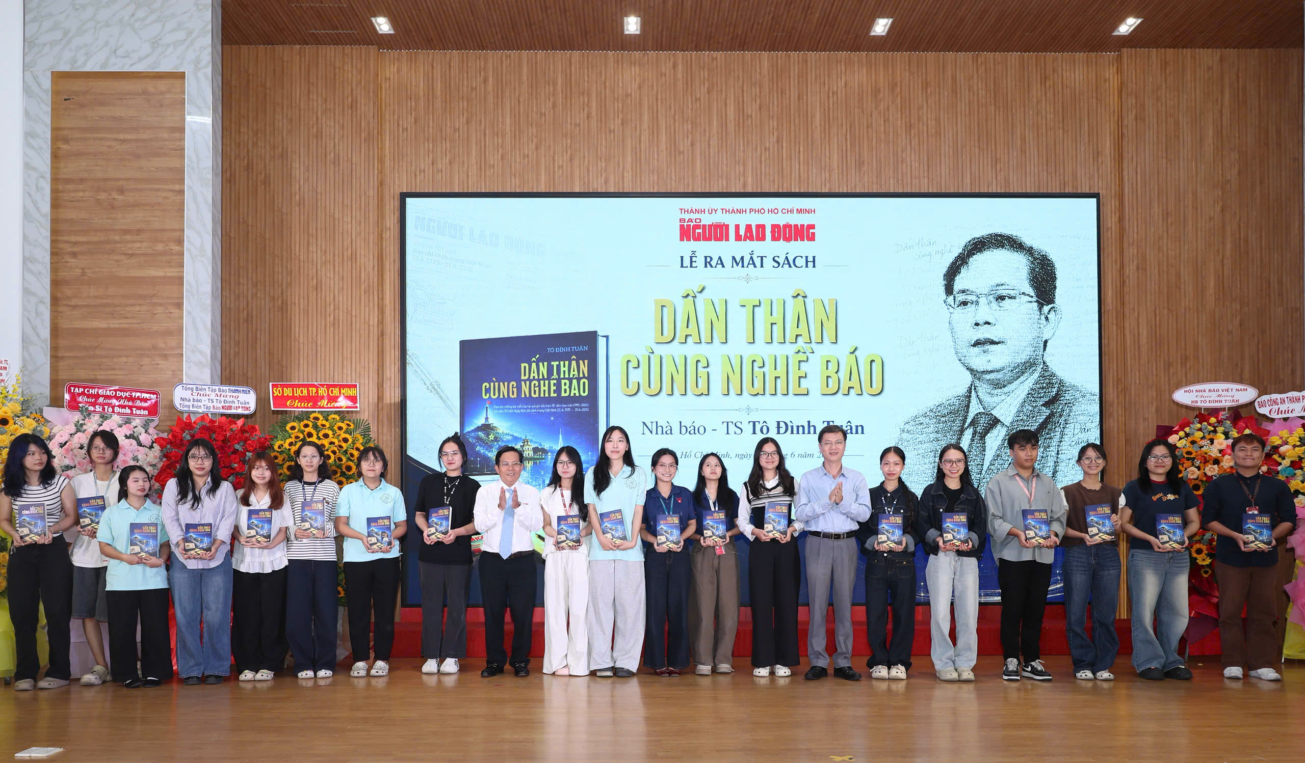 Ra mắt sách "Dấn thân cùng nghề báo": Hành trình hơn 30 năm cầm bút vì cộng đồng - Ảnh 4.