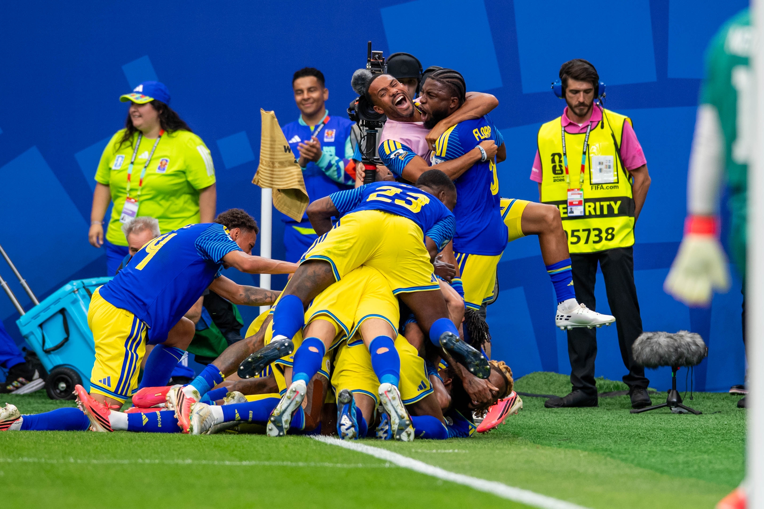 Đức 7-1 Curacao: "Cỗ xe tăng" nghiền n&aacute;t cơn địa chấn nhỏ - Ảnh 1.