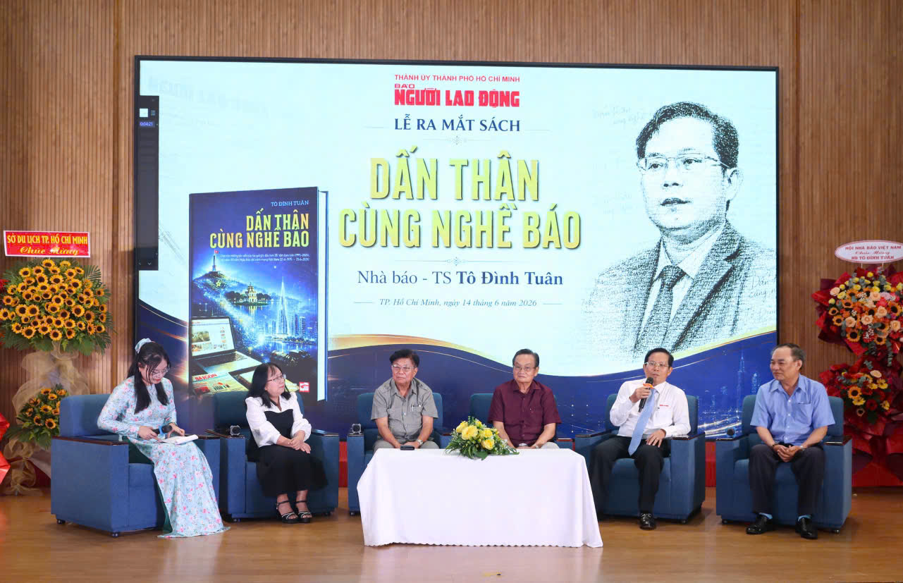 RA MẮT S&Aacute;CH &ldquo;DẤN TH&Acirc;N C&Ugrave;NG NGHỀ B&Aacute;O&rdquo; CỦA NH&Agrave; B&Aacute;O - TS T&Ocirc; Đ&Igrave;NH TU&Acirc;N: Dấn th&acirc;n để phụng sự x&atilde; hội - Ảnh 1.