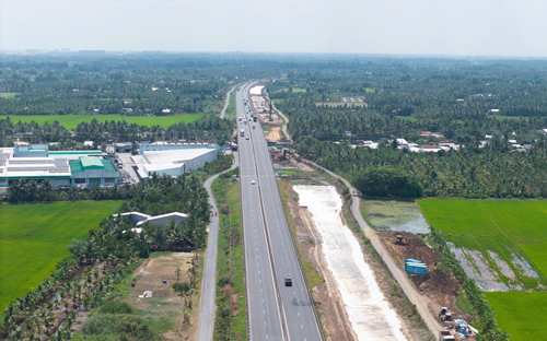 Đẩy nhanh tiến độ mở rộng tuyến cao tốc huyết mạch