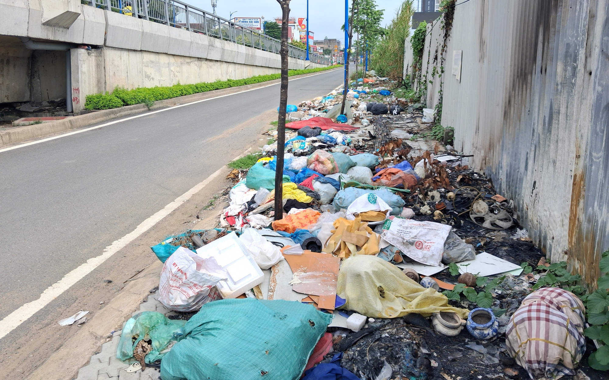 Rác thải tràn lan bên cầu Nam Lý