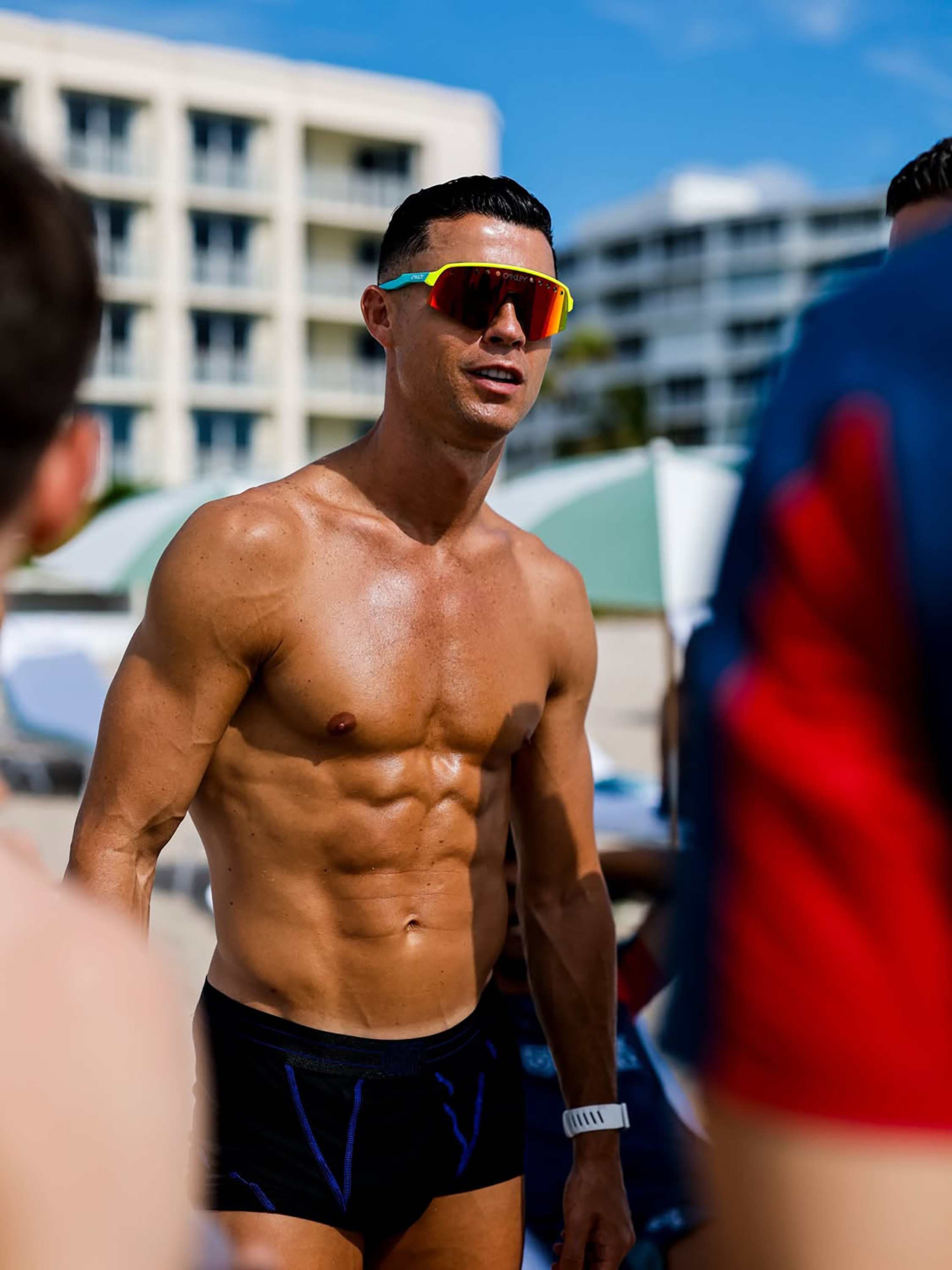 Ronaldo gây choáng với thân hình tuổi 41 trước World Cup 2026 - Ảnh 1.