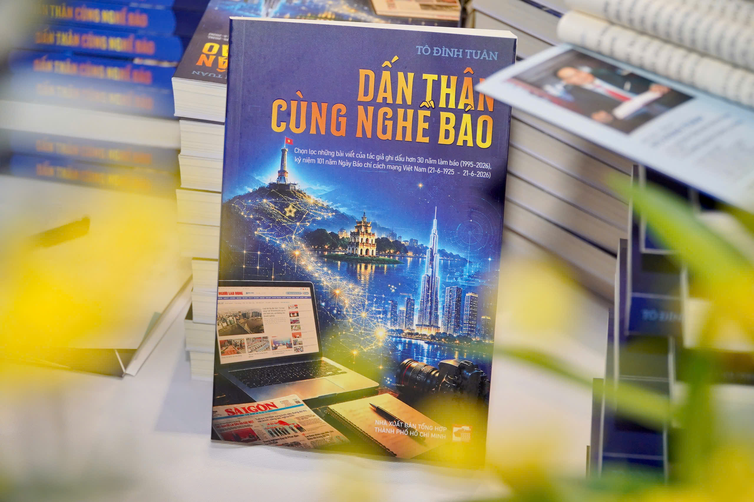 Ra mắt sách "Dấn thân cùng nghề báo": Hành trình hơn 30 năm cầm bút vì cộng đồng - Ảnh 2.