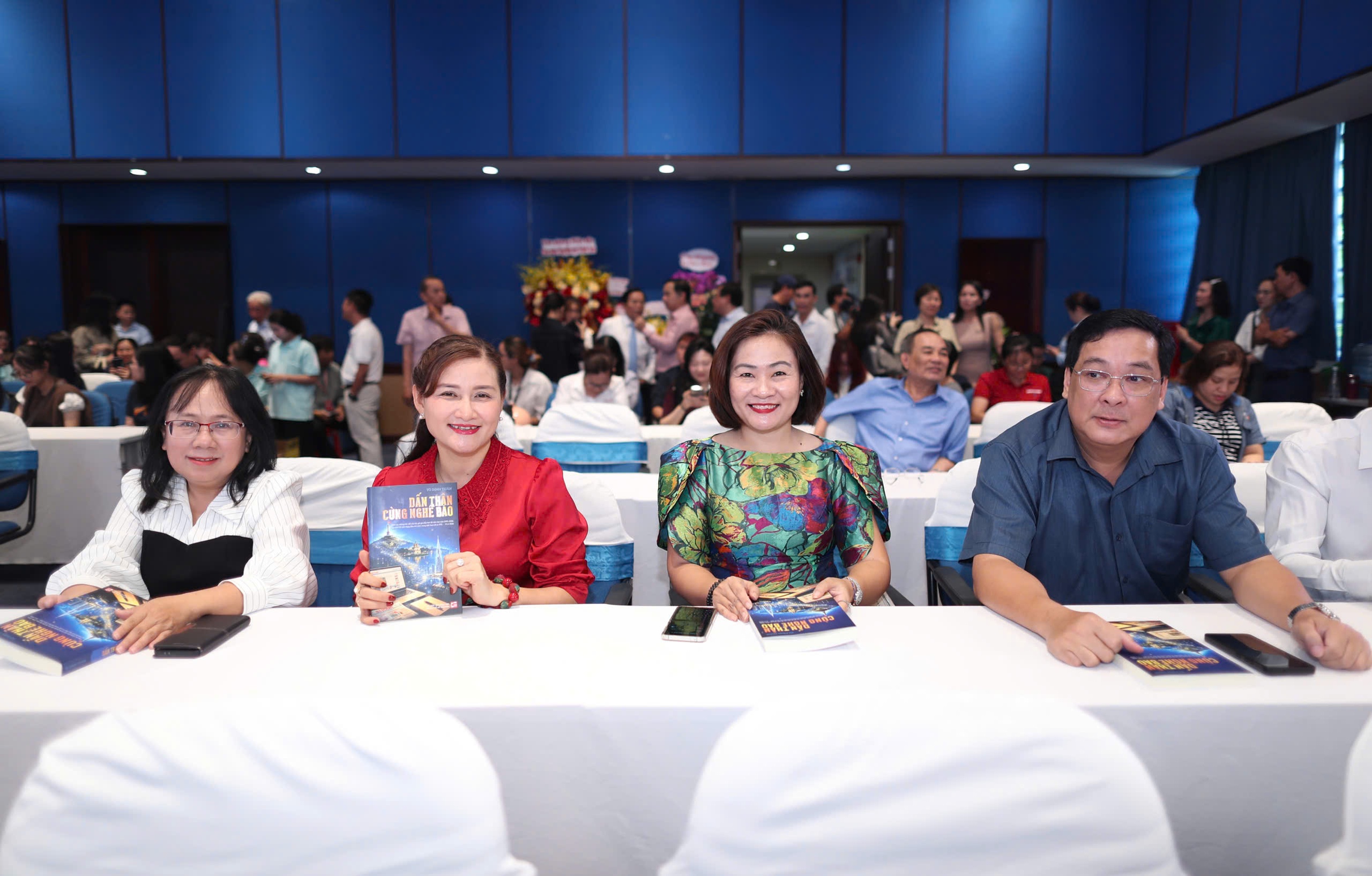 Nh&agrave; b&aacute;o T&ocirc; Đ&igrave;nh Tu&acirc;n: "Cuốn s&aacute;ch n&agrave;y kh&ocirc;ng phải của ri&ecirc;ng t&ocirc;i" - Ảnh 3.