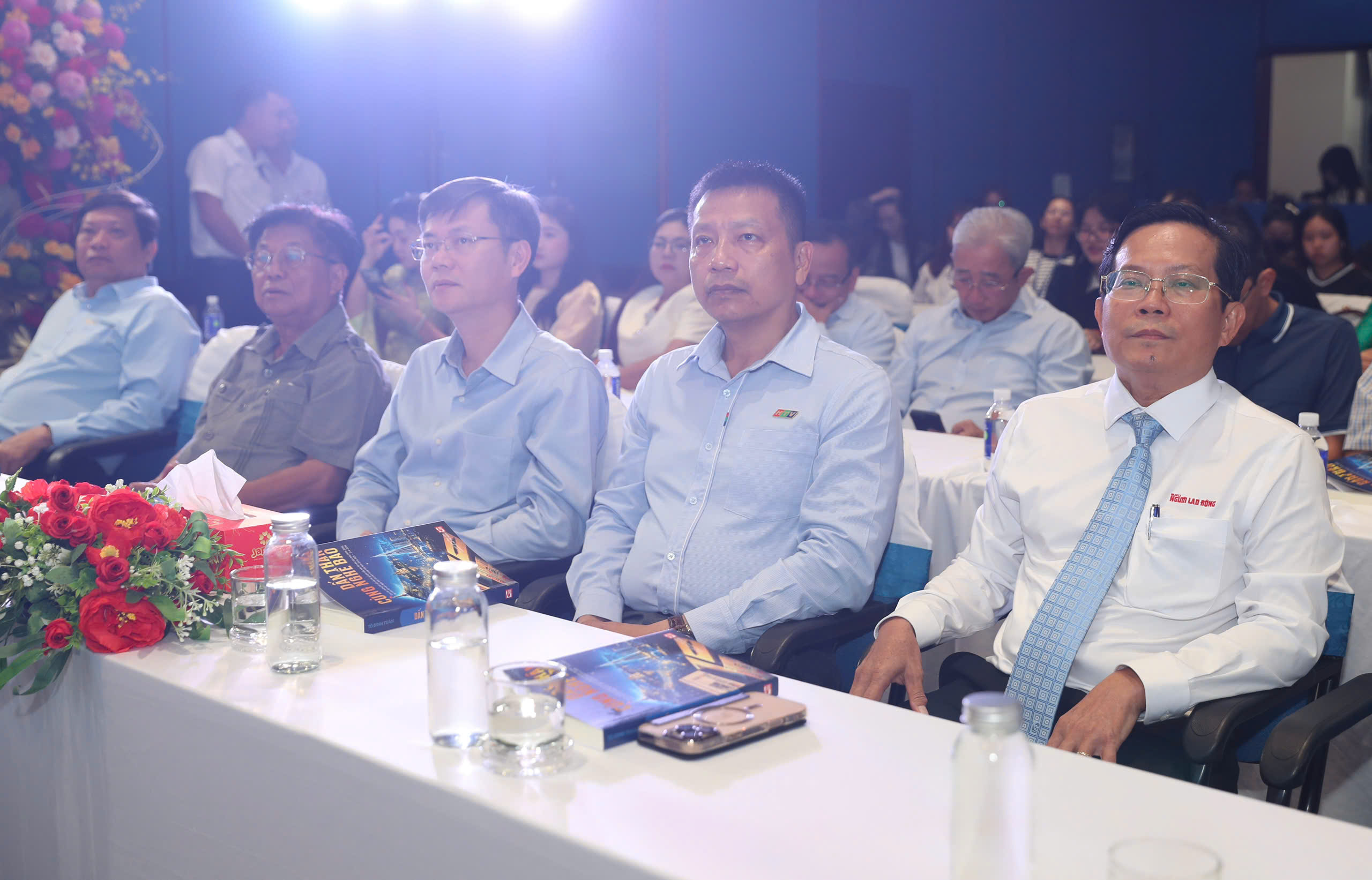 Nh&agrave; b&aacute;o T&ocirc; Đ&igrave;nh Tu&acirc;n: "Cuốn s&aacute;ch n&agrave;y kh&ocirc;ng phải của ri&ecirc;ng t&ocirc;i" - Ảnh 2.