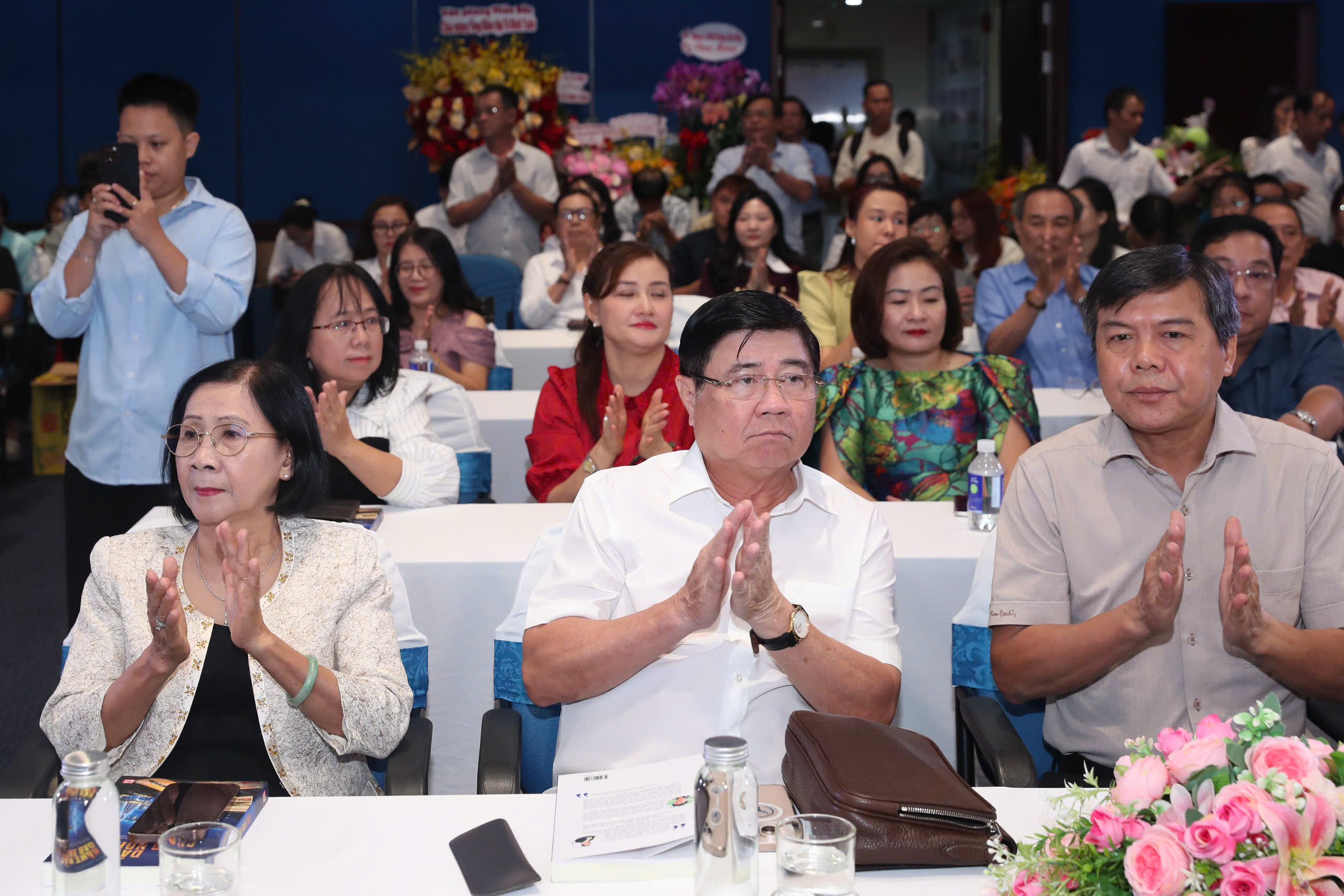 Nh&agrave; b&aacute;o T&ocirc; Đ&igrave;nh Tu&acirc;n: "Cuốn s&aacute;ch n&agrave;y kh&ocirc;ng phải của ri&ecirc;ng t&ocirc;i" - Ảnh 1.