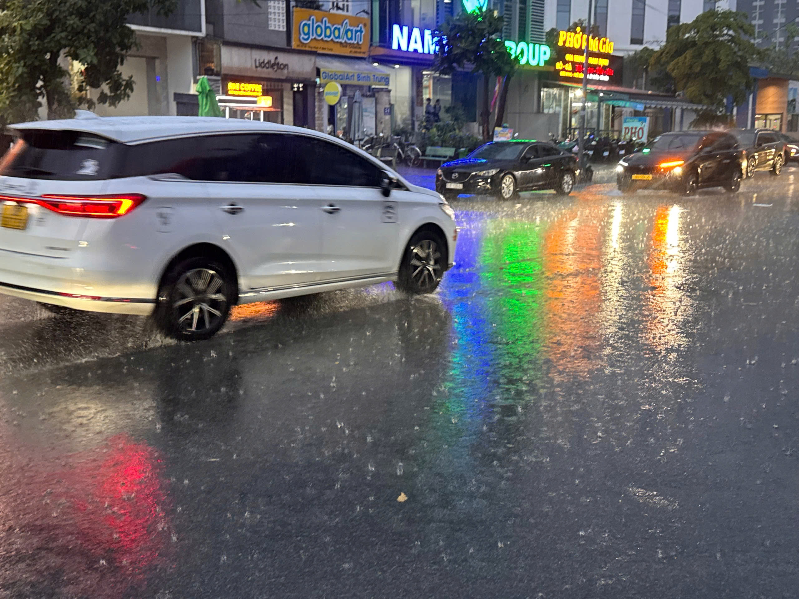 An toàn cho xe điện trong mùa mưa - Ảnh 1.