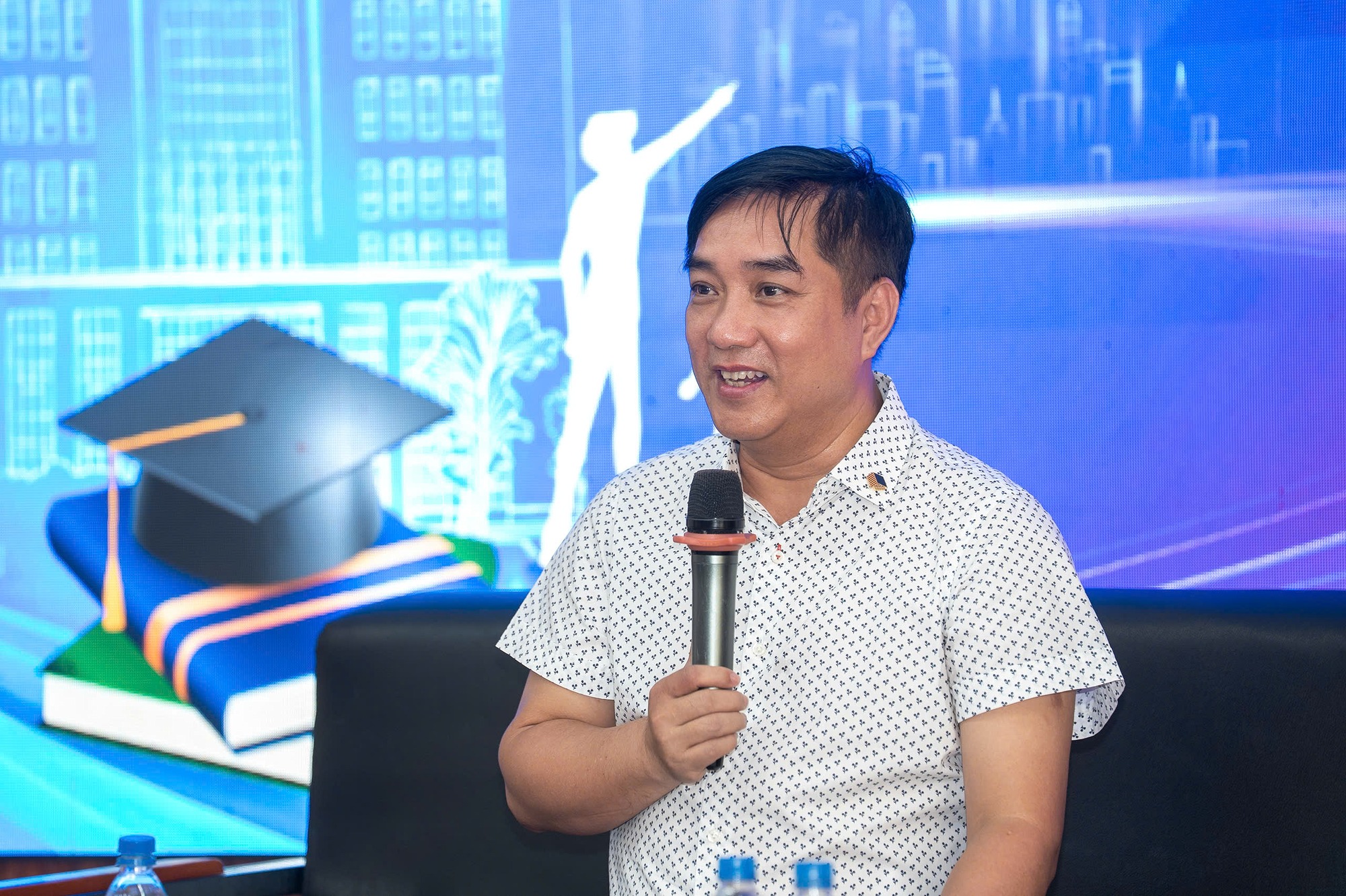 Chủ tịch Tập đo&agrave;n Đ&egrave;o Cả truyền lửa kh&aacute;t vọng cho những kỹ sư tương lai - Ảnh 2.